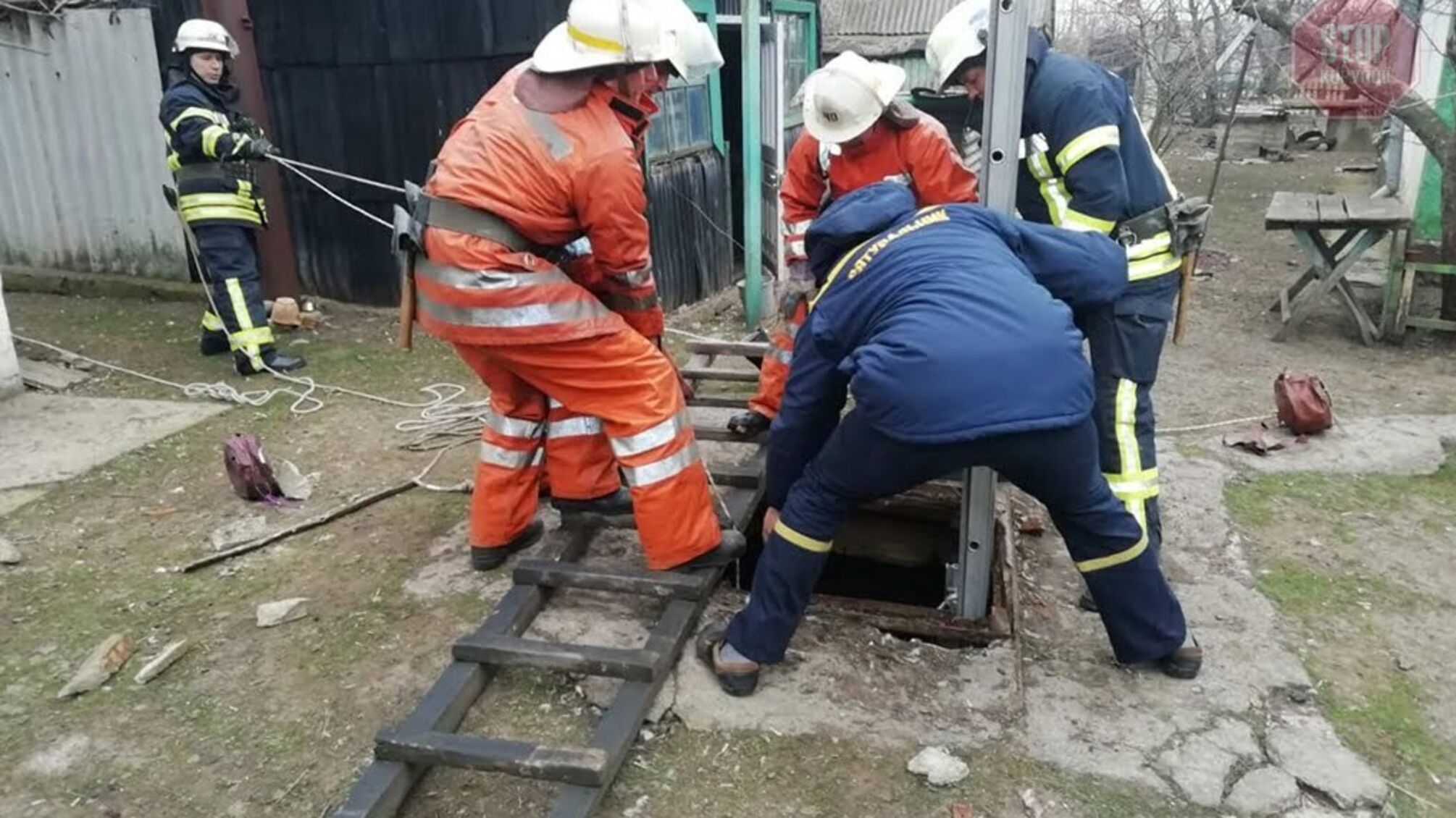 На Дніпропетровщині літня жінка загинула, впавши у колодязь (фото)
