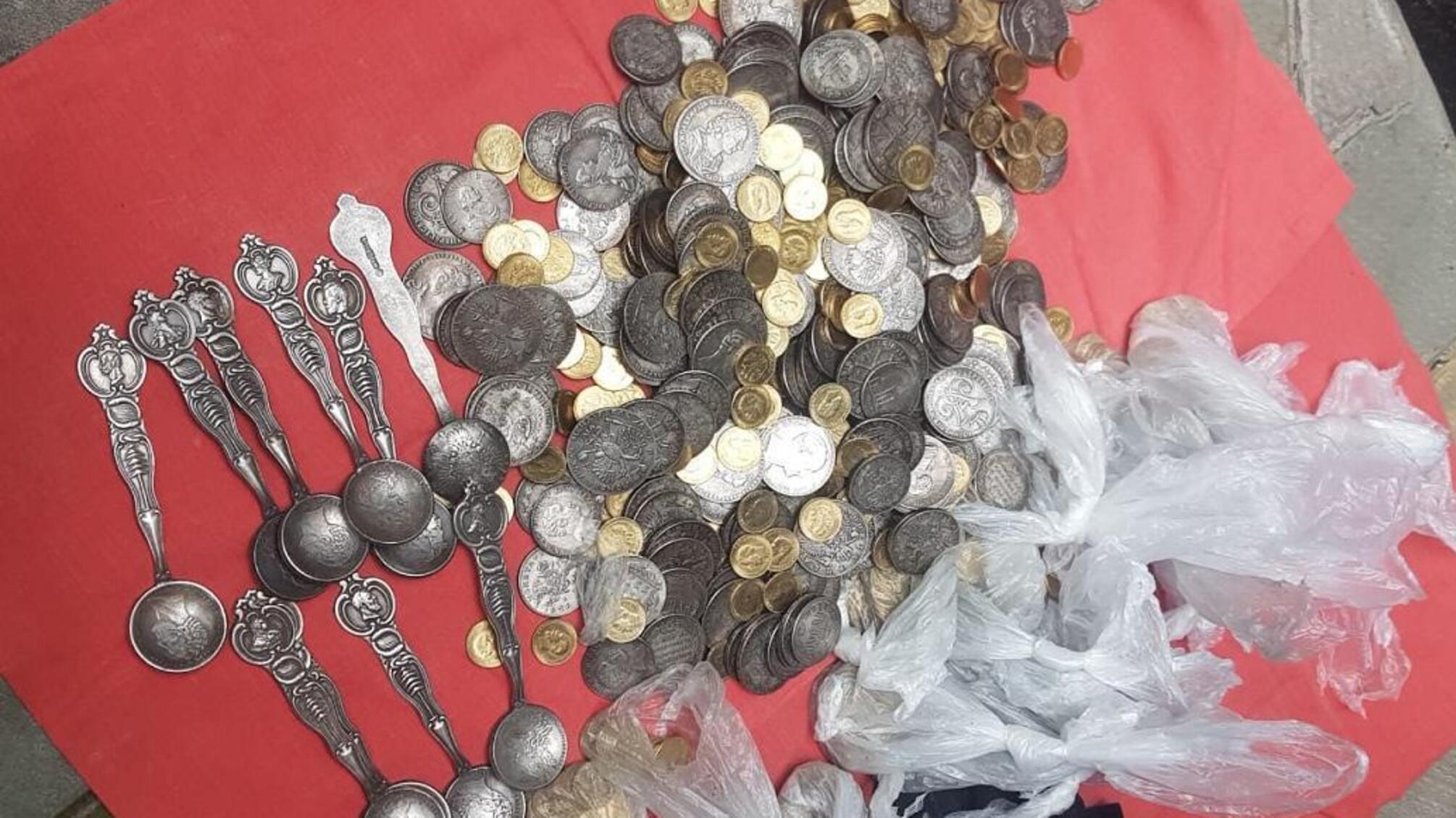 Поліція Києва затримала іноземців, які продали чоловіку фальшиві монети на суму близько 1,5 мільйони гривень
