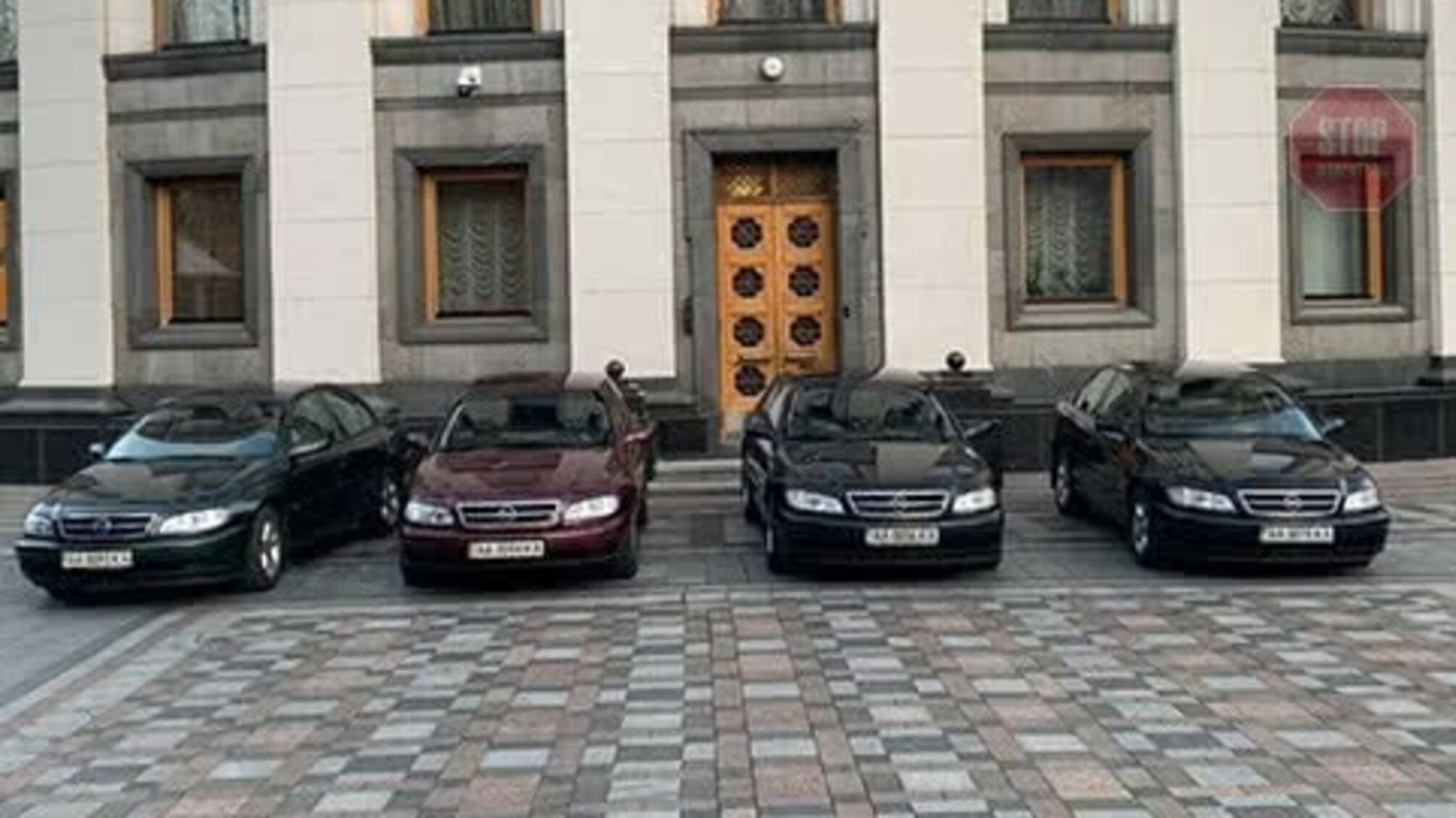 Лікарям віддали 4 авто нардепів для пересування по Києву