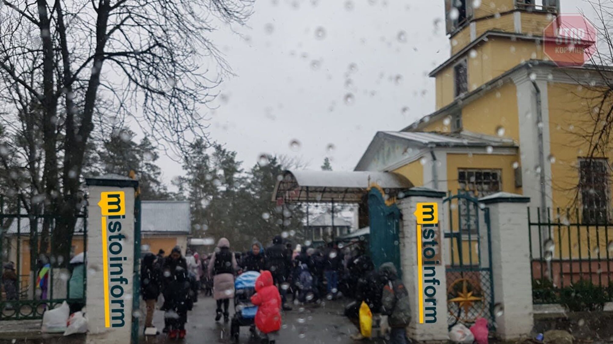 На Київщині незважаючи на карантин десятки людей прийшли у церкву на службу (фото)