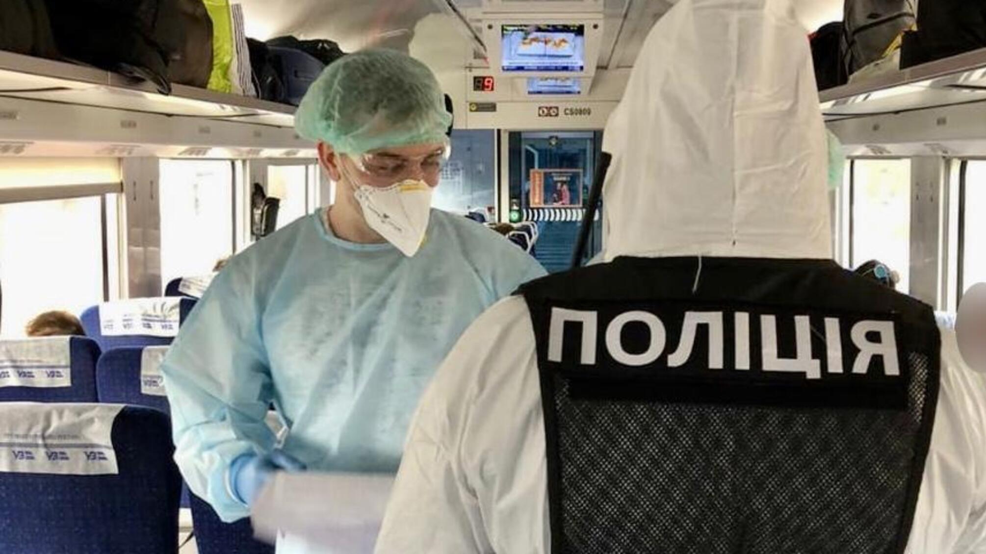 Поліцейські охороняють публічний порядок під час супроводу поїздів із Польщі до України