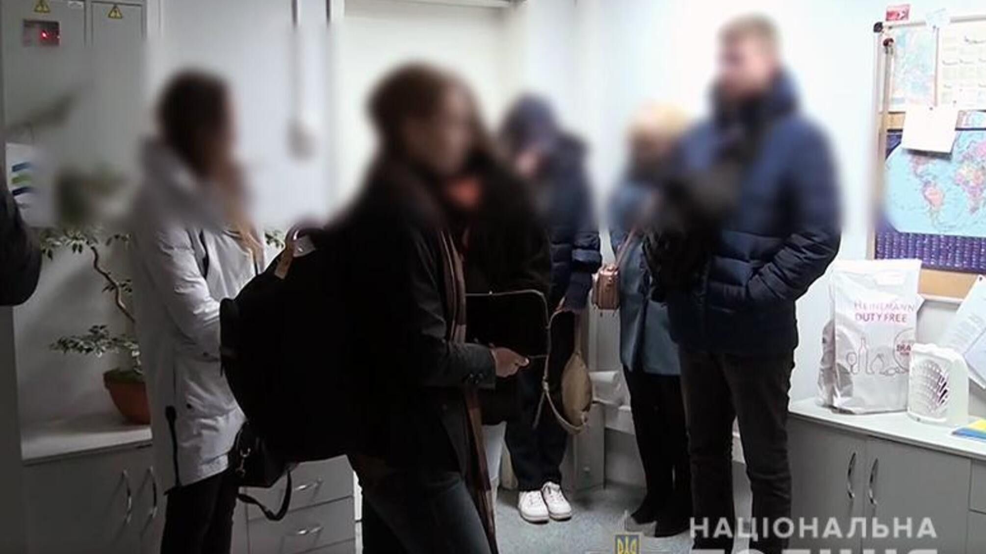 Київські поліцейські затримали в аеропорту жінку, яка намагалася вивезти дівчат у сексуальне рабство до Туреччини