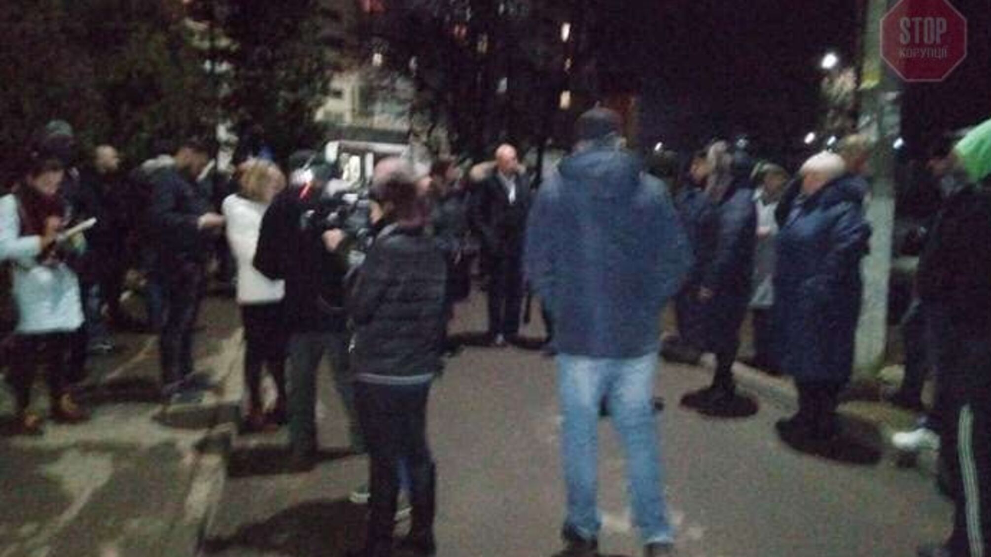 Дружину хворого на коронавірус примусово відправили у лікарню (відео)