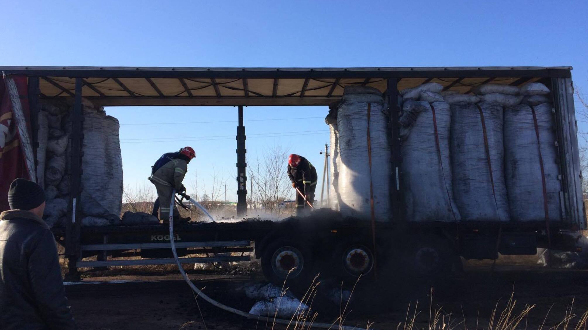 Львівська область: вогнеборці ліквідували пожежу в причепі вантажного автомобіля