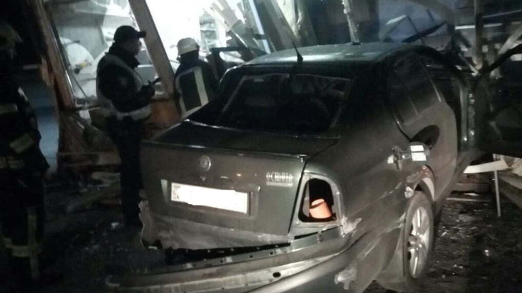 Дніпропетровська область: надзвичайники деблокували двох людей з понівеченої автівки