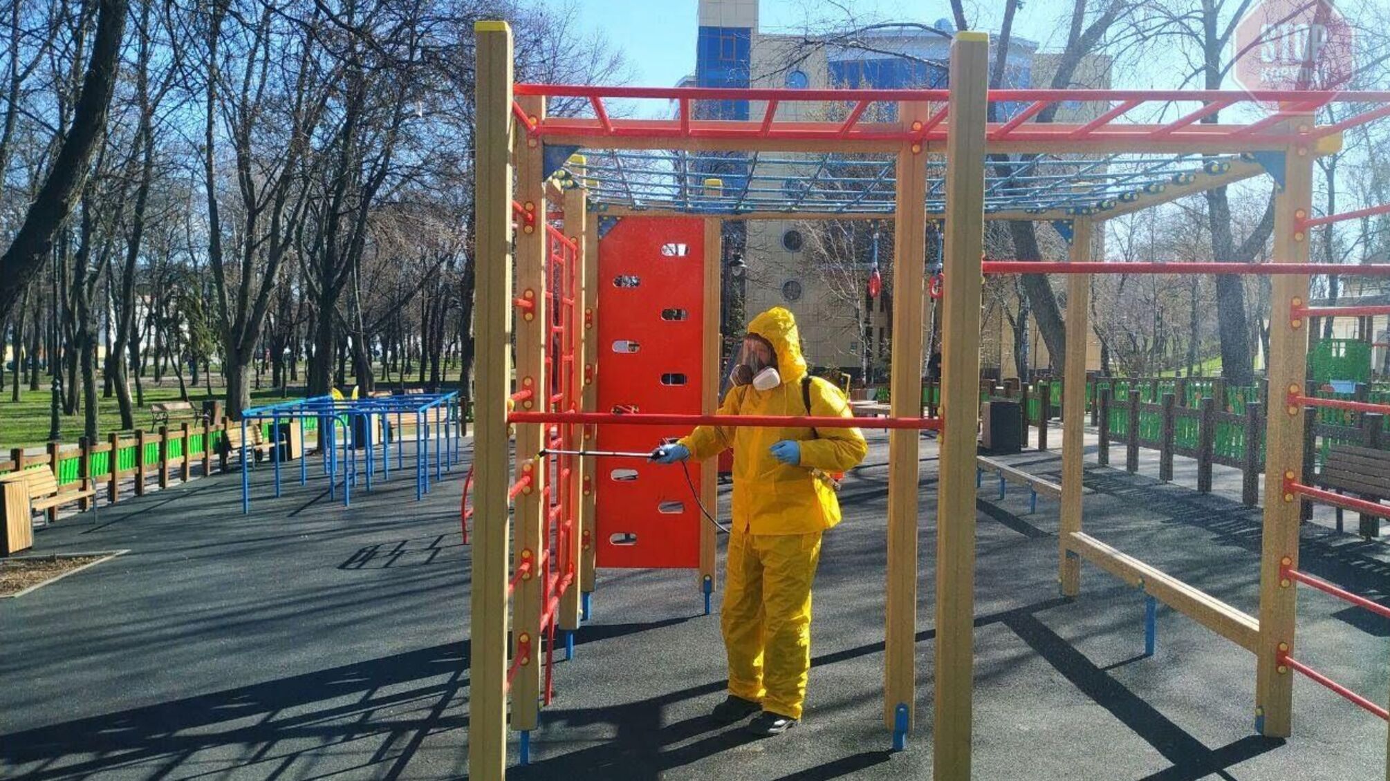 Дезінфекція у столиці: обробляють дитячі та спортивні майданчики (фото)