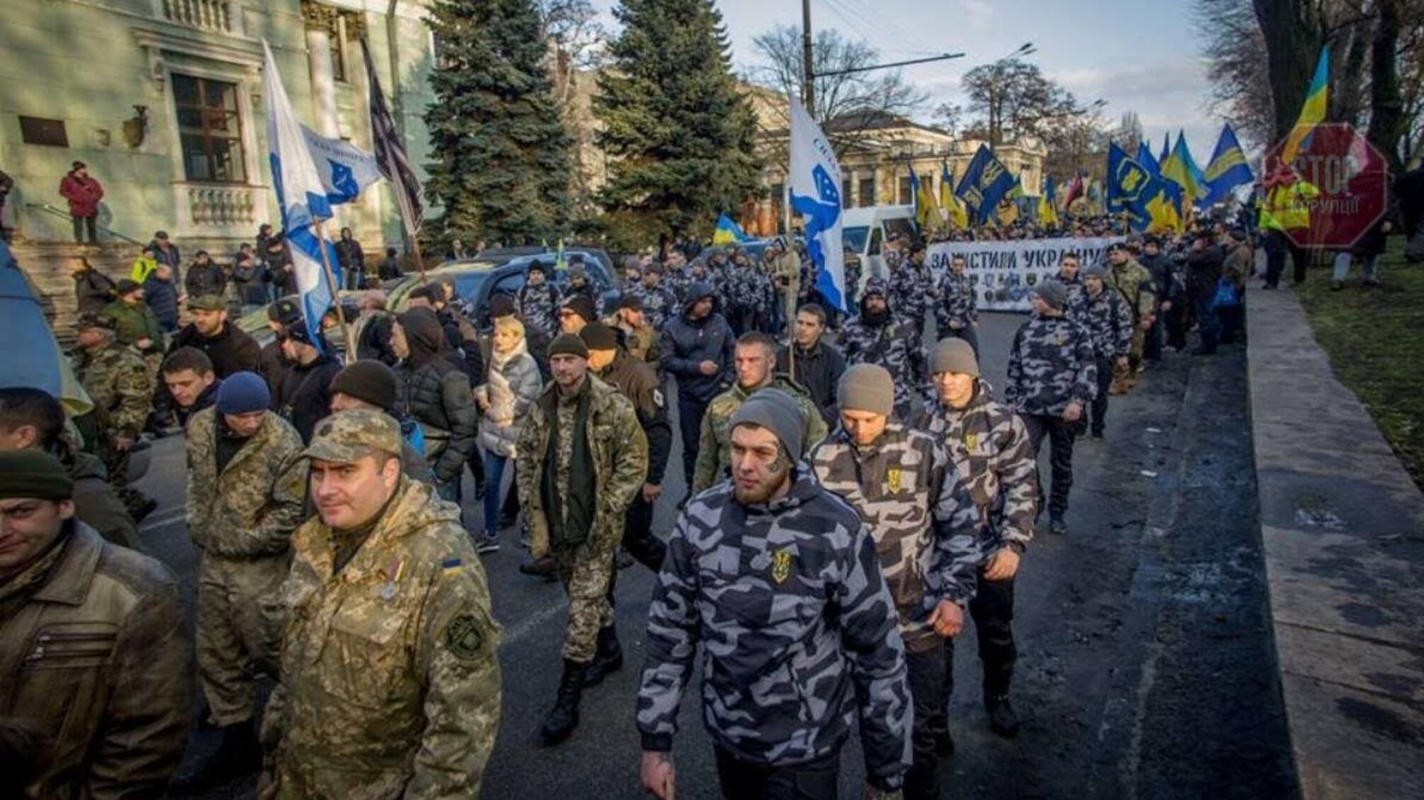 Добровольці збираються на марш у протигазах, незважаючи на карантин