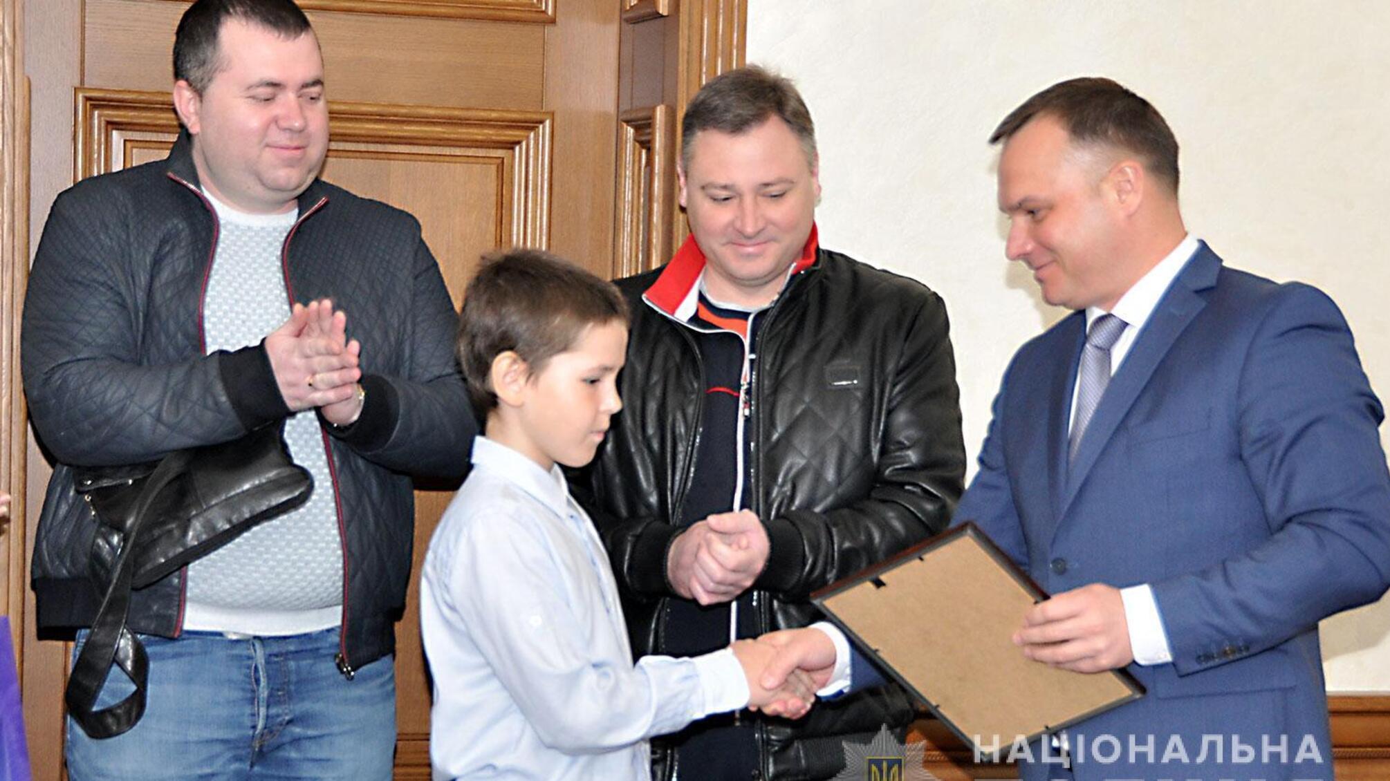 У Полтаві очільник поліції області нагородив 10-річного хлопчика і двох чоловіків за порятунок дитини, яка ледь не потонула у ставку