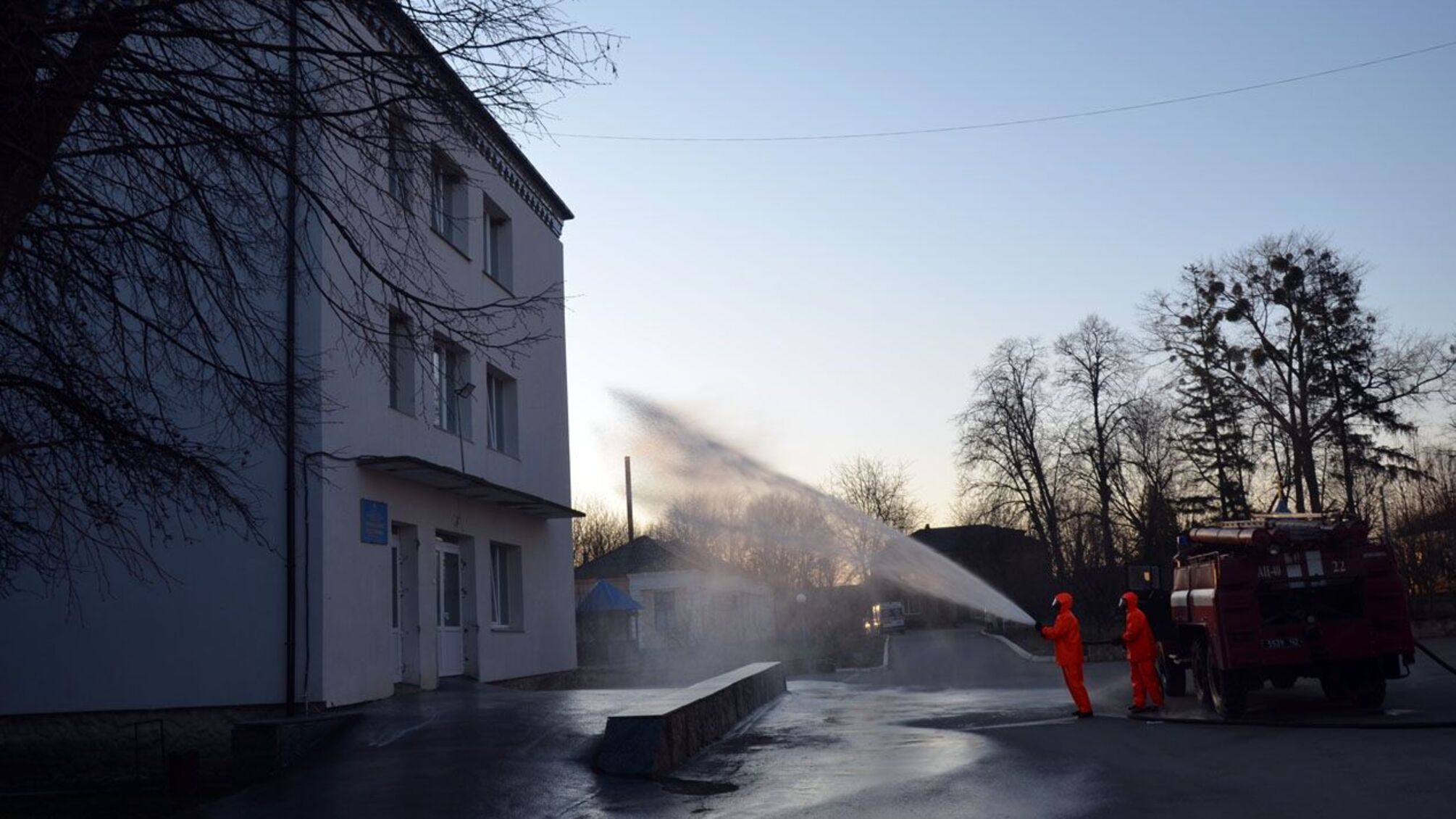 Хмельницька область: надзвичайники продовжують обробляти спецрозчином місцях масового скупчення людей (ВІДЕО)