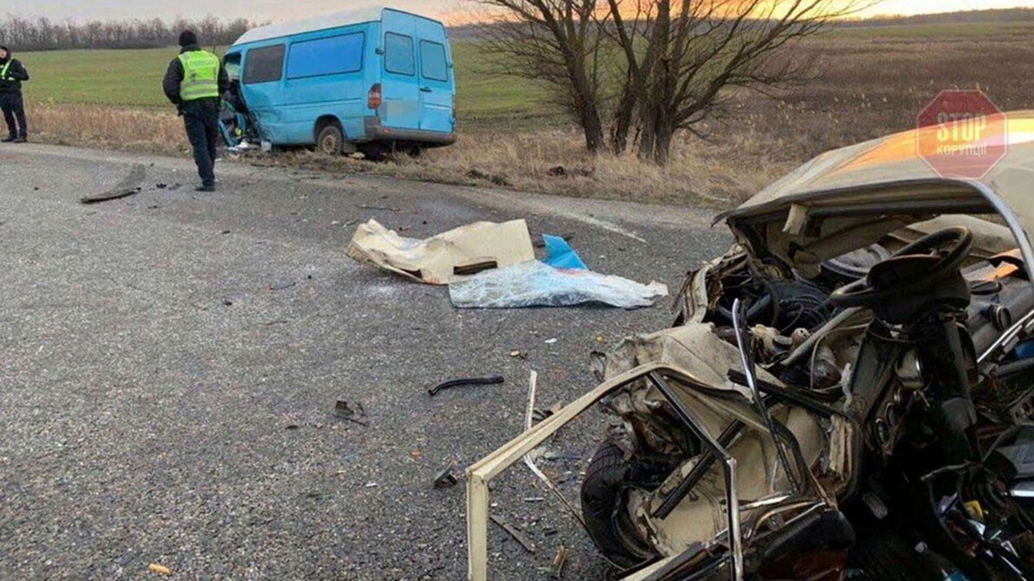 На Дніпропетровщині зіткнулися 'ВАЗ' і фура: є загиблі (фото)