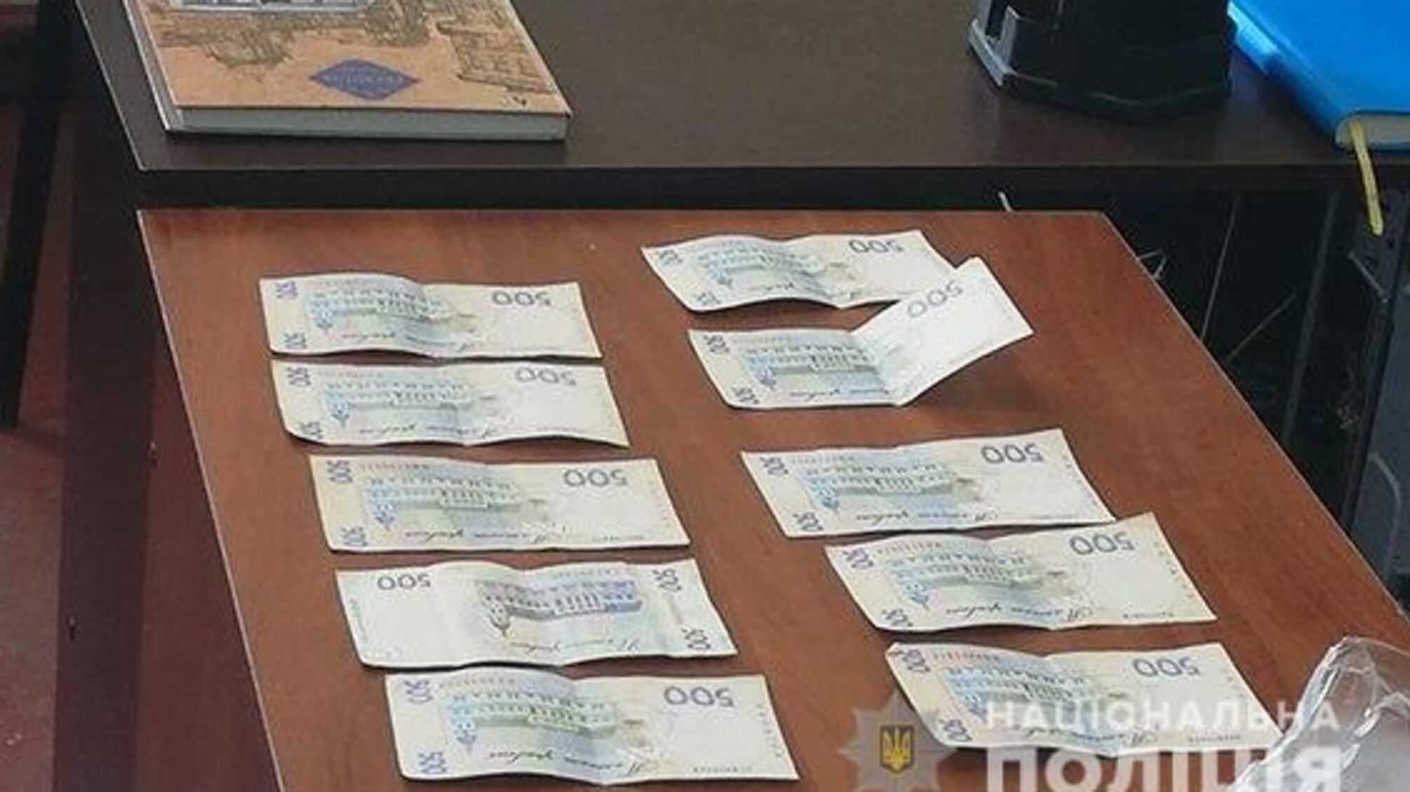 Внутрішня безпека поліції затримала трьох осіб на вимаганні та наданні неправомірної вигоди