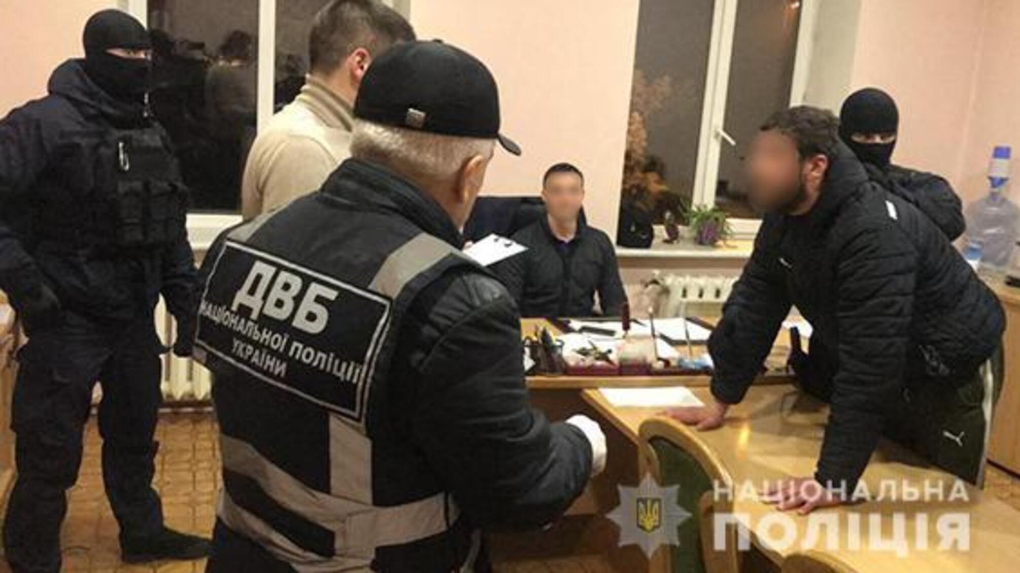 На Дніпропетровщині затримано двох чоловіків за спробу підкупити поліцейських