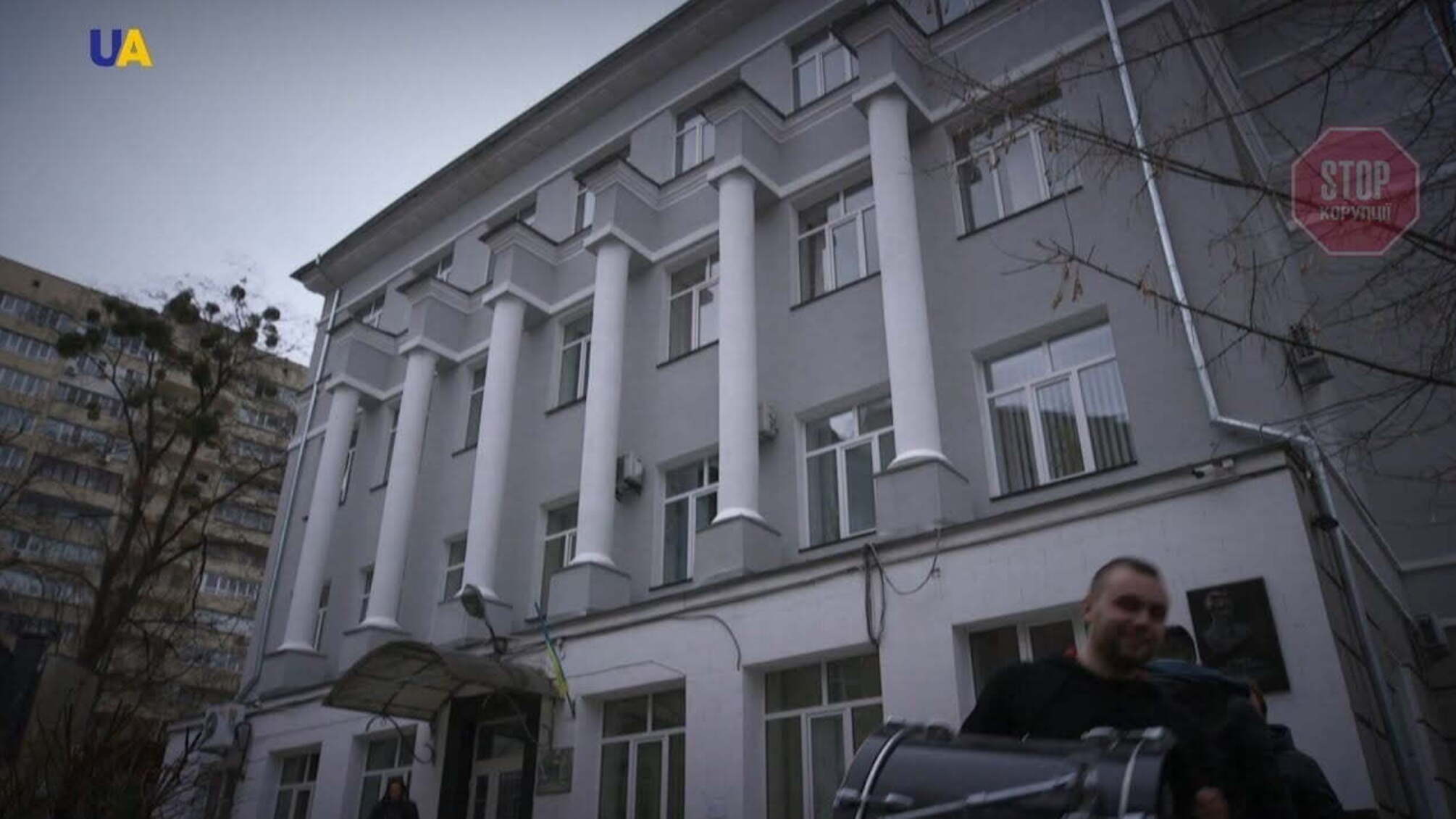 Без їжі та води: майже сотню столичних студентів закрили в гуртожитку на карантин
