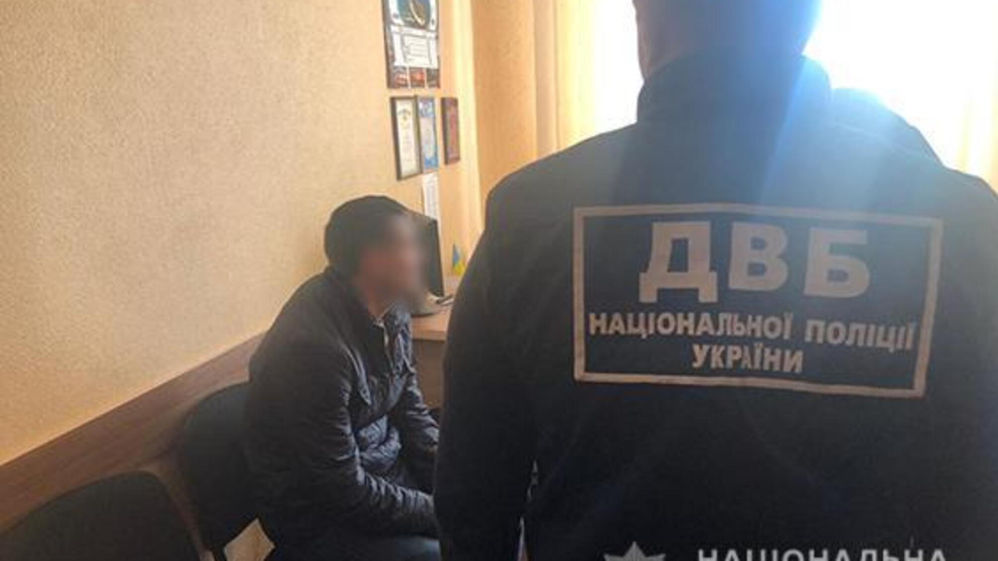 На Херсонщині затримано чоловіка на спробі підкупу посадовця поліції