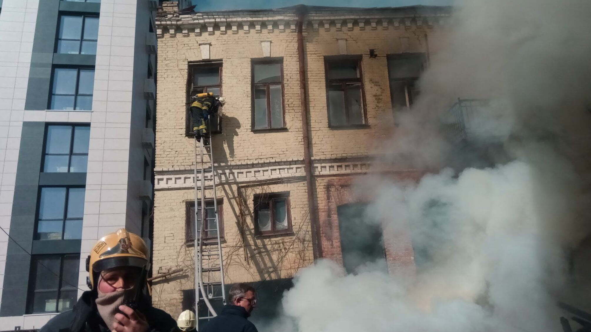 м. Київ: триває ліквідація пожежі у двоповерховій відселеній будівлі