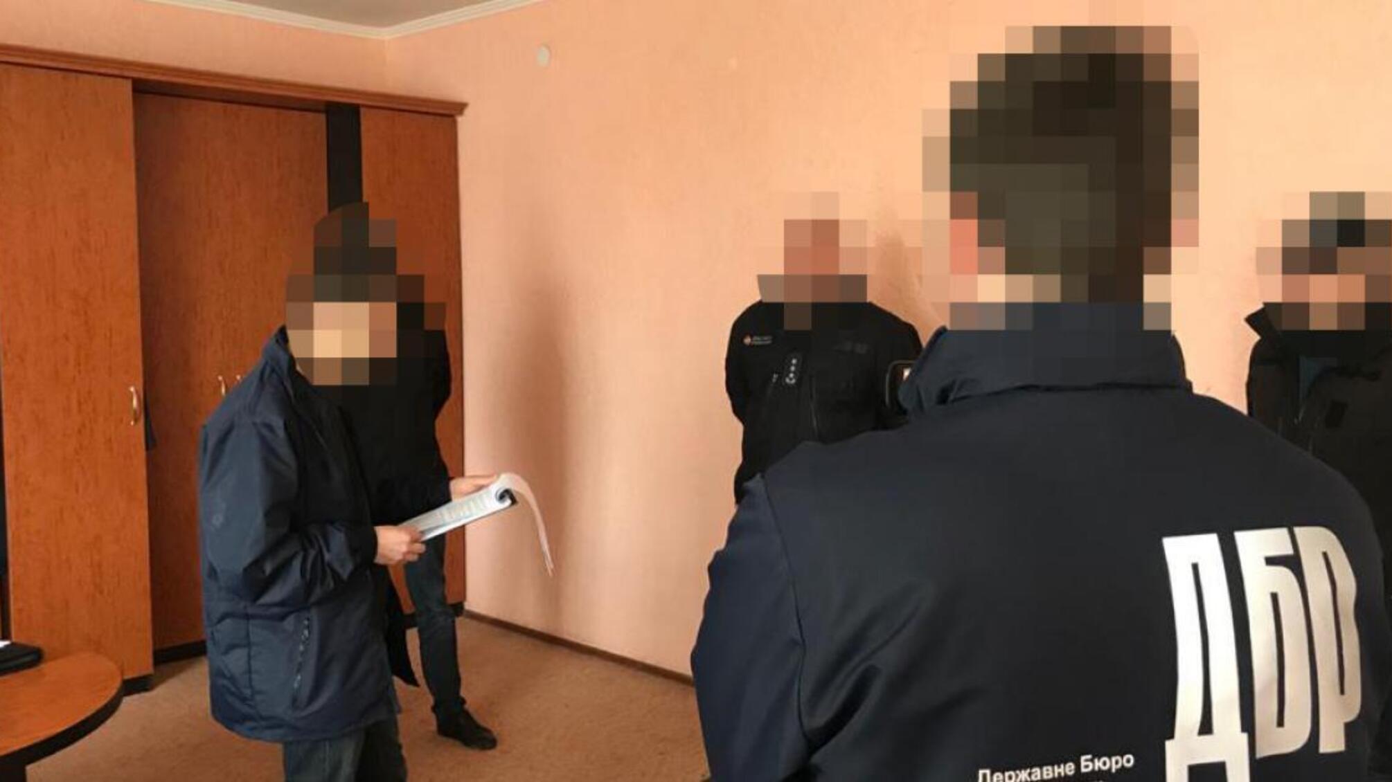 3 000 доларів США за обіцянку працевлаштування - ДБР затримало посадовця ДСНС