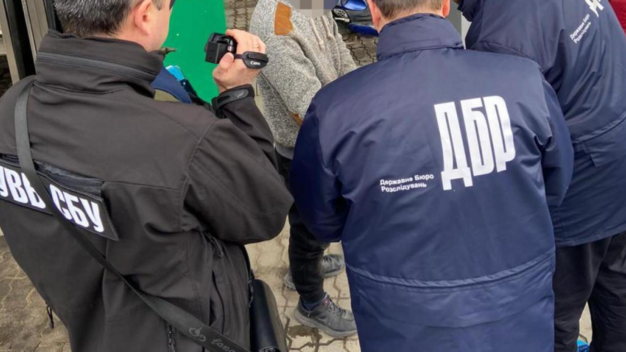 1000 доларів США за сприяння контрабанді тютюну – ДБР затримало прикордонника