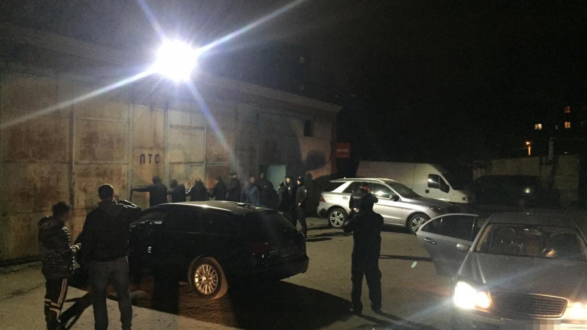 В Одесі правоохоронці затримали групу осіб, які позбавили волі жителя Миколаєва та вимагали в нього гроші