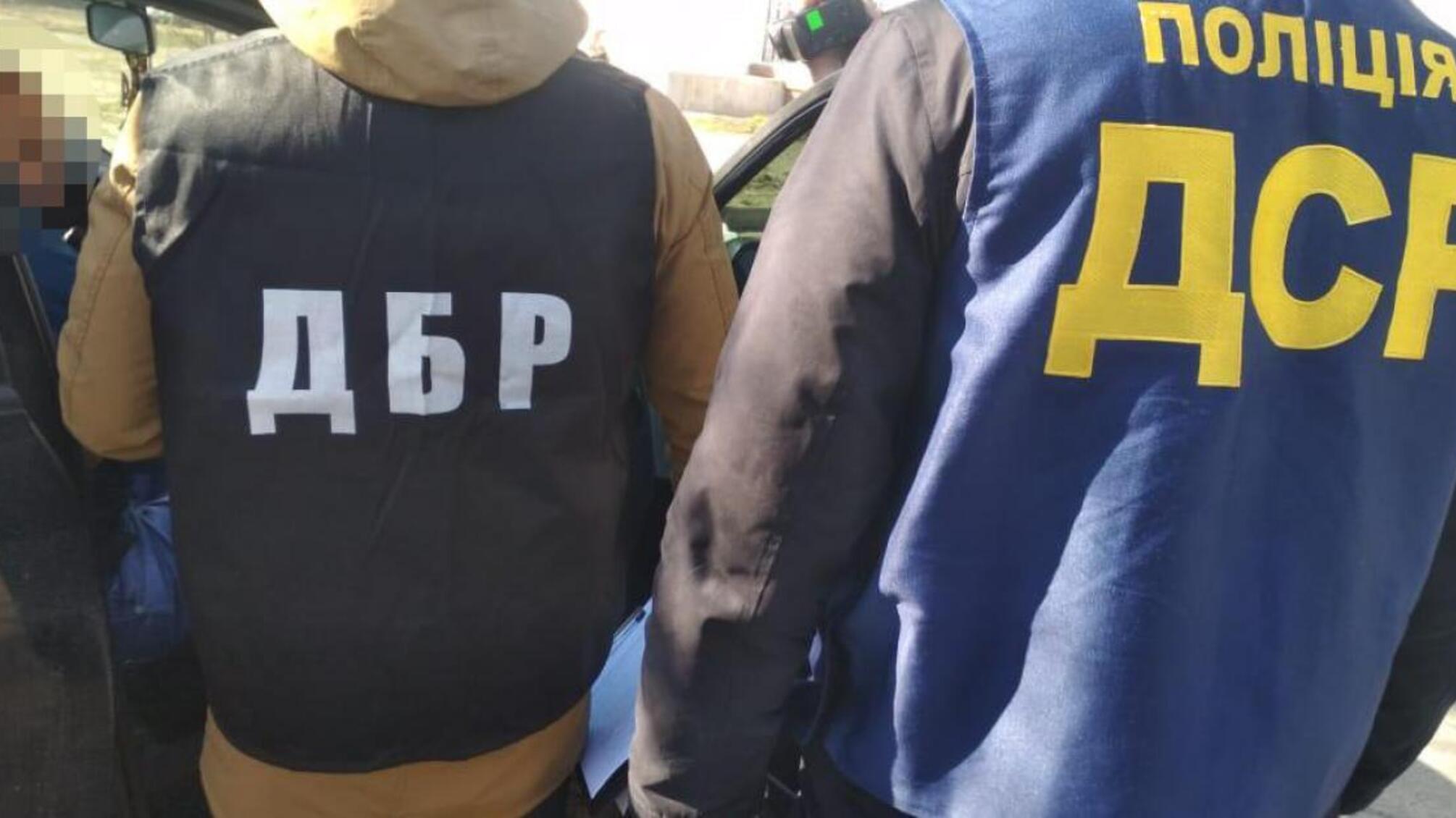 Хабарі за безперешкодне розмитнення автомобілів — ДБР затримало митника
