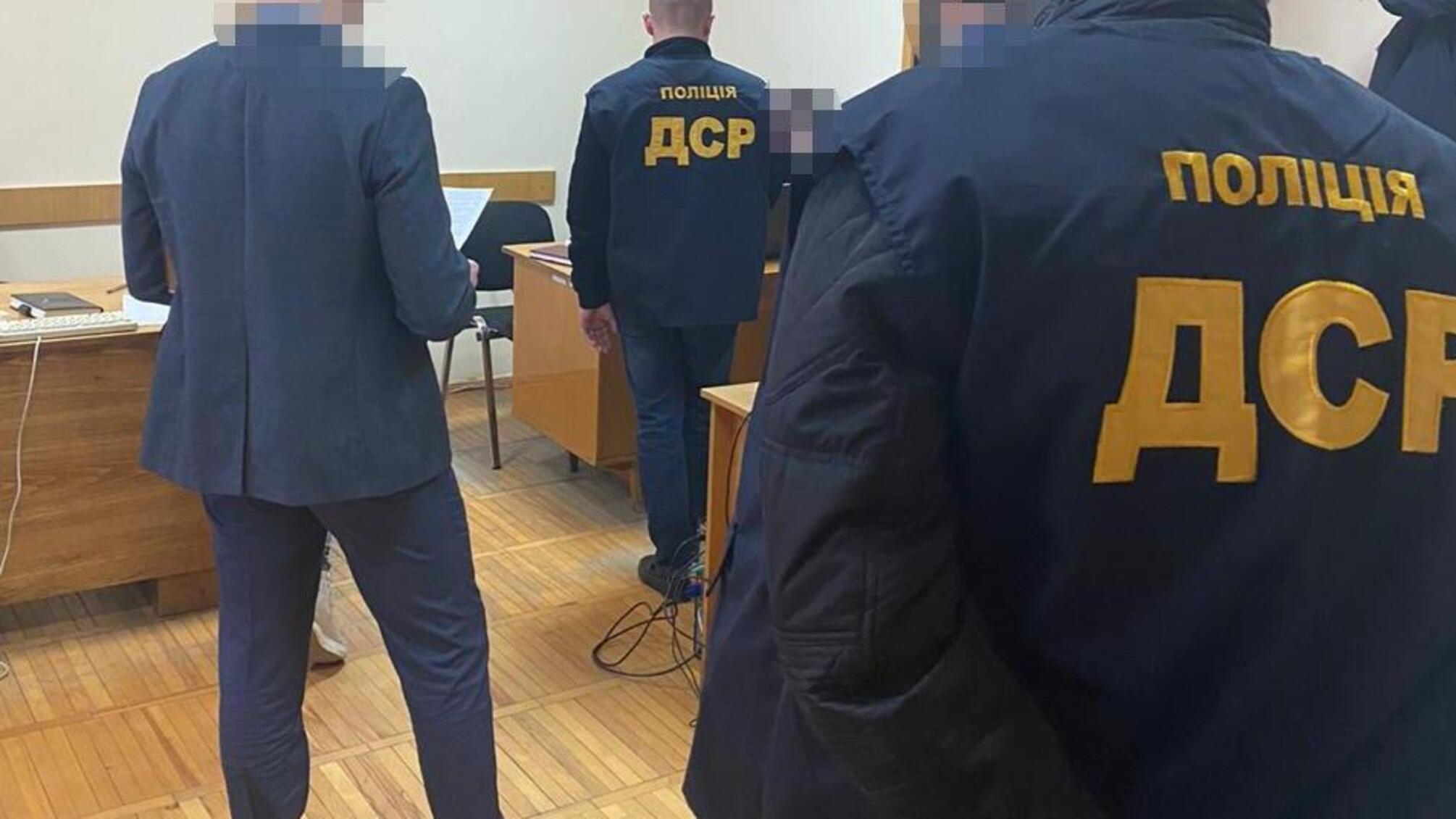 У Чернівцях поліцейські затримали посадовця податкової служби за вимагання майже двох тисяч доларів США