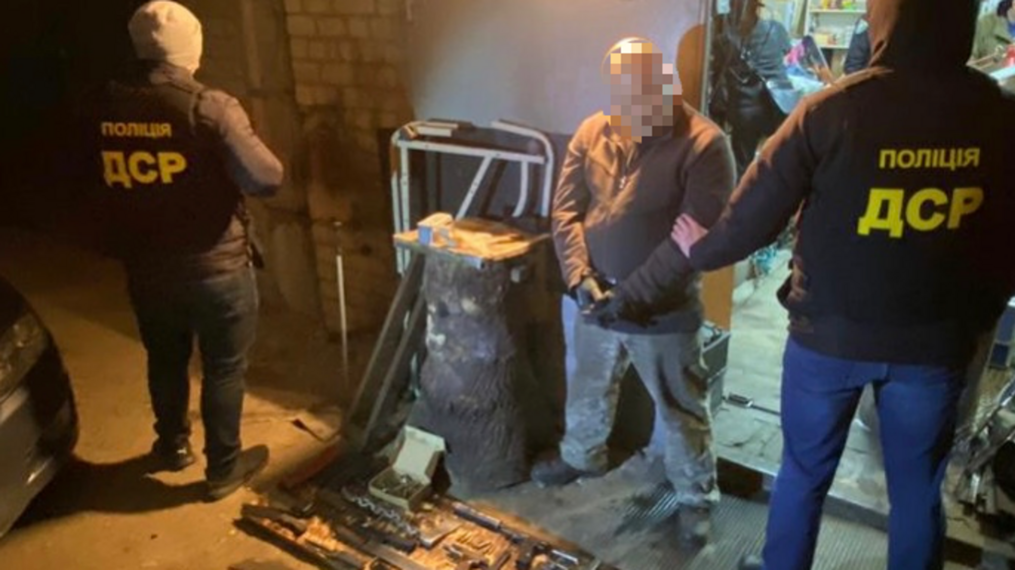 Поліція Київщини у столиці затримала чоловіка за зберігання зброї