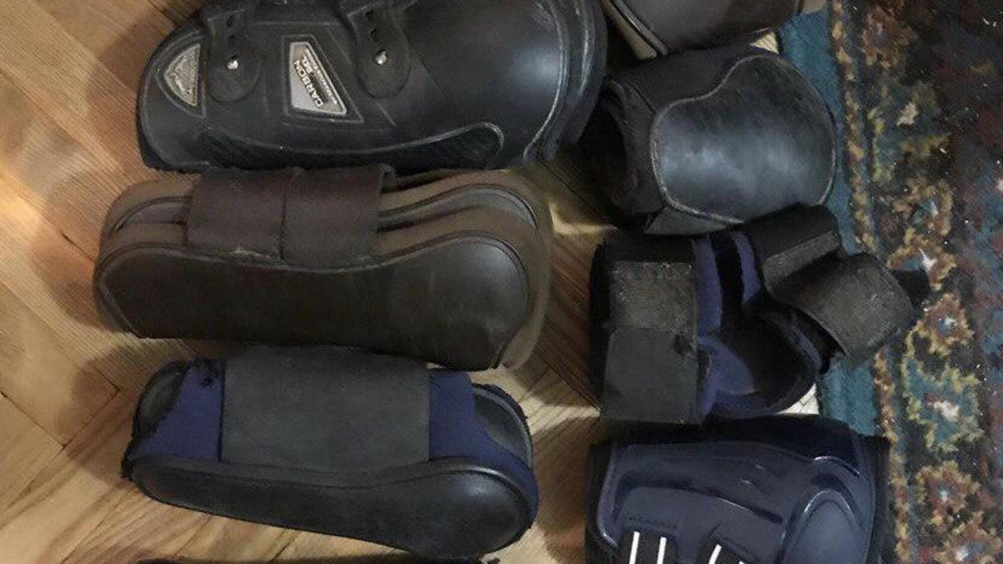 На Київщині поліція затримала зловмисників за крадіжку амуніції для кінного спорту, вартістю понад 10 тисяч доларів