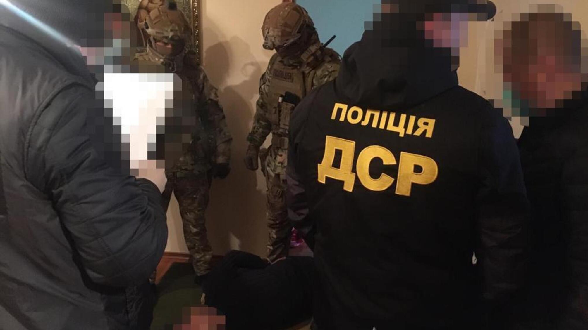 У Хмельницькому поліція затримала злочинну групу за вимагання з підприємців понад пів мільйона гривень «боргу»
