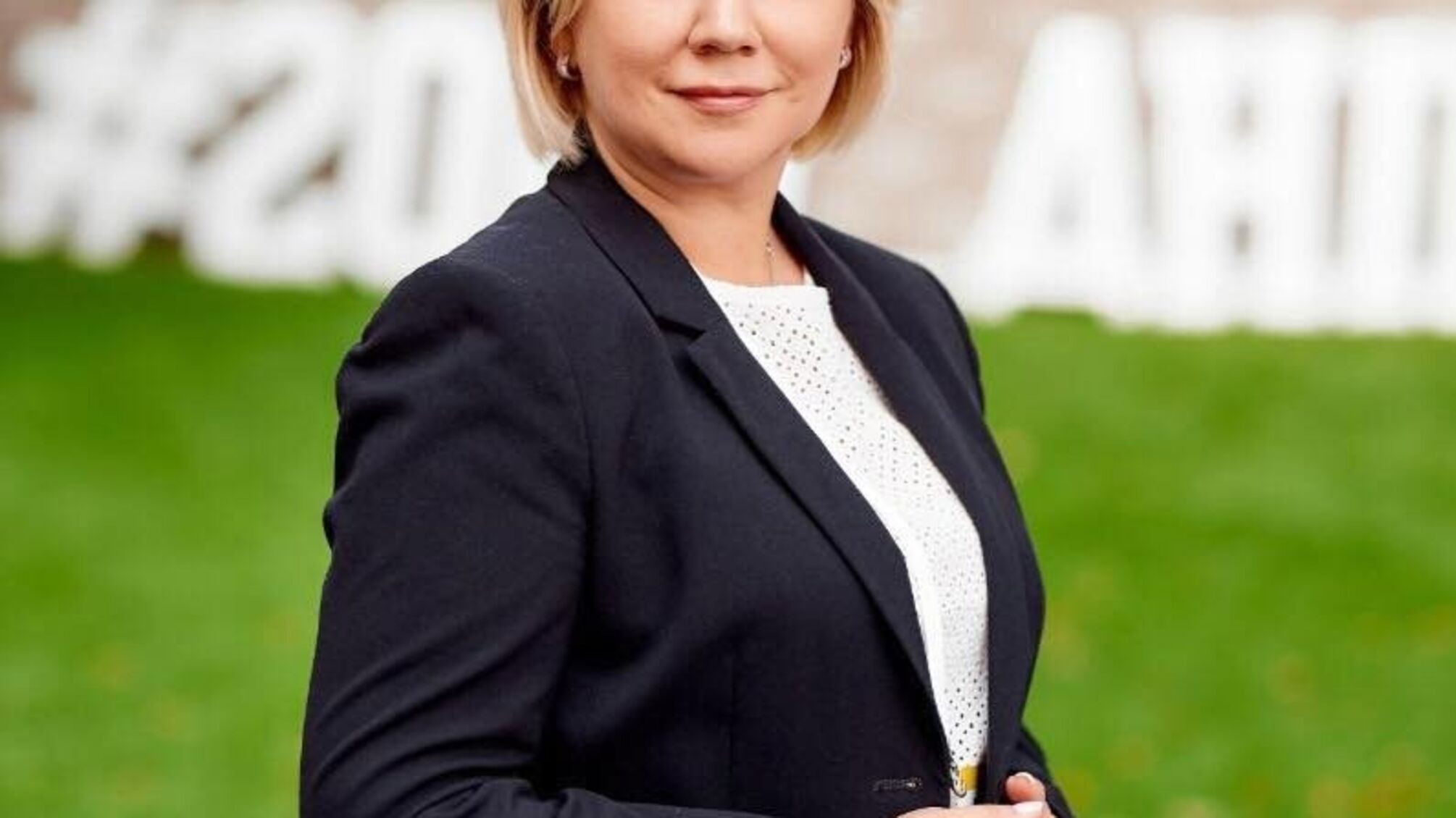 Перед штрафами всі рівні: авто міністерки Коляди евакуювали (фото)