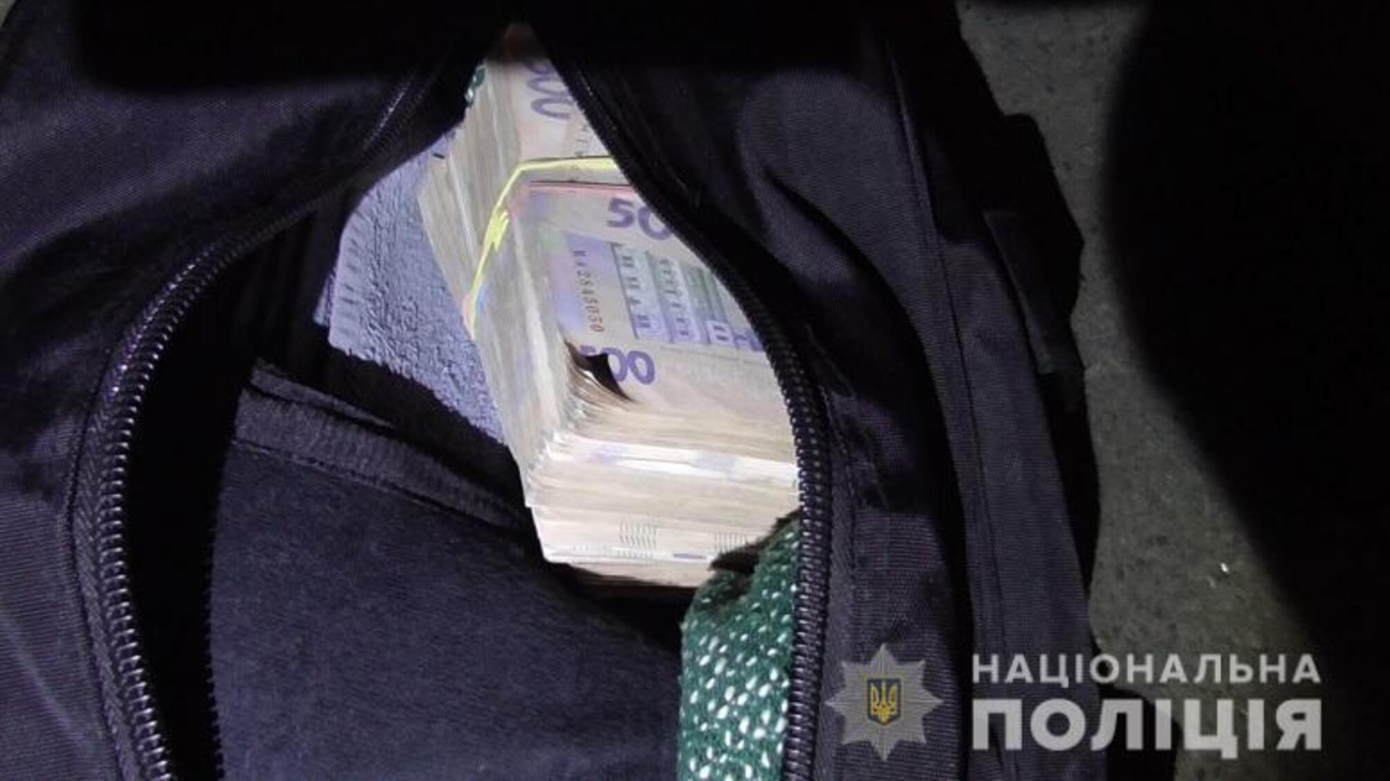 Столичні поліцейські затримали двох чоловіків, які викрали близько 700 тисяч гривень з поштового відділення