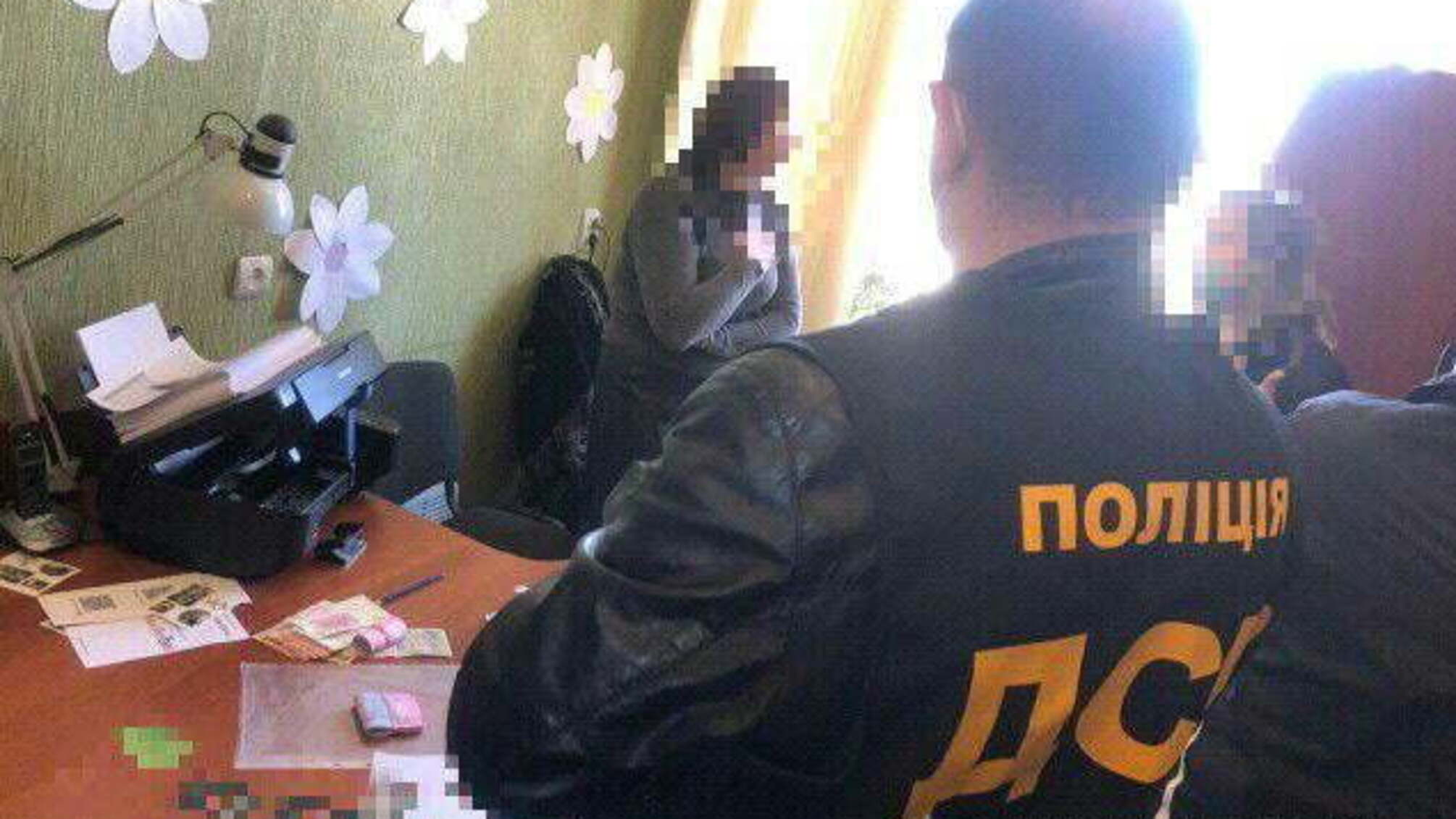 Директора районного центру соціальних служб однієї РДА в Луганській області викрито у хабарництві
