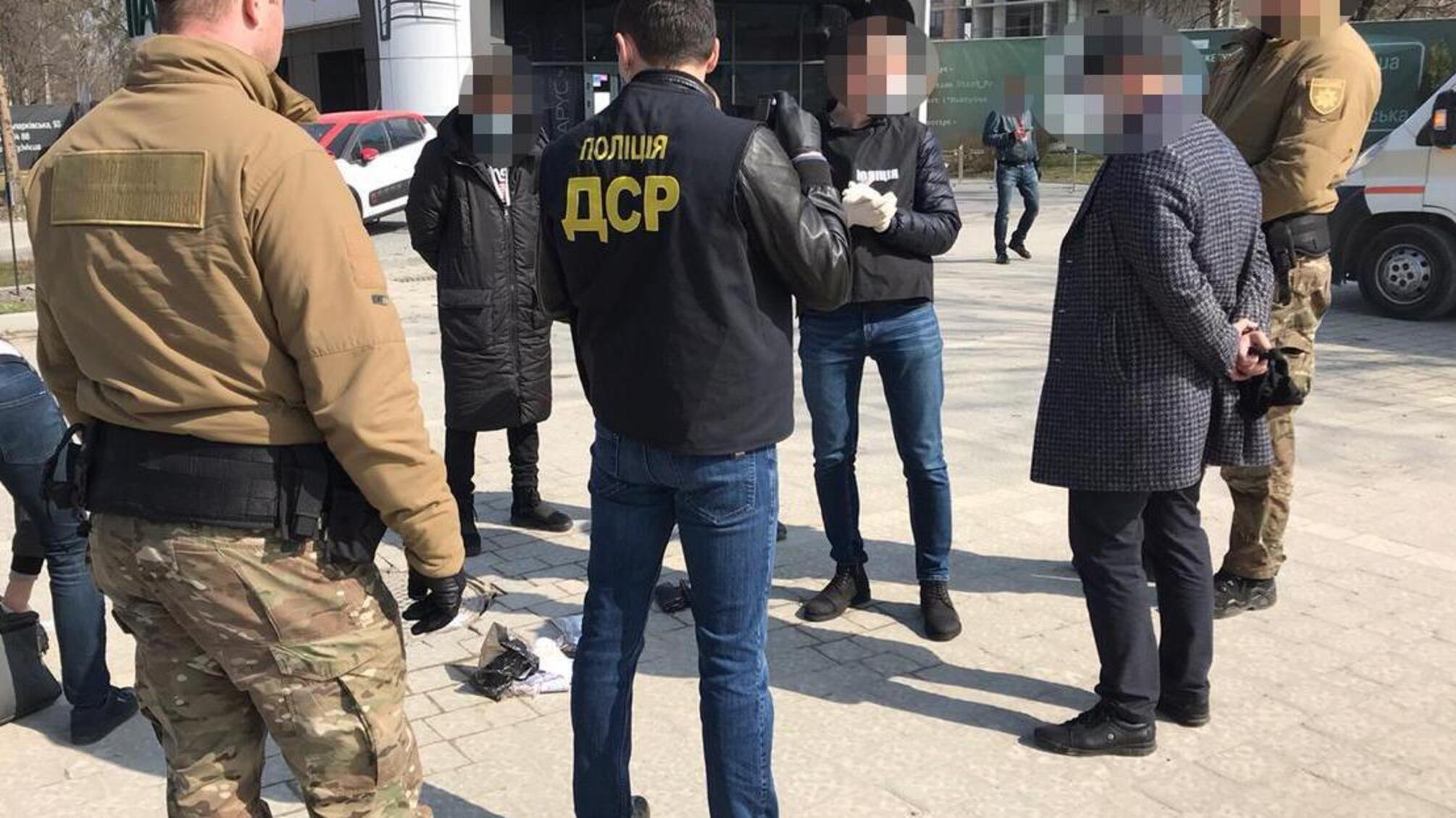 На Львівщині поліцейські затримали двох осіб за вимагання з підприємця 208 тисяч гривень «відкату»
