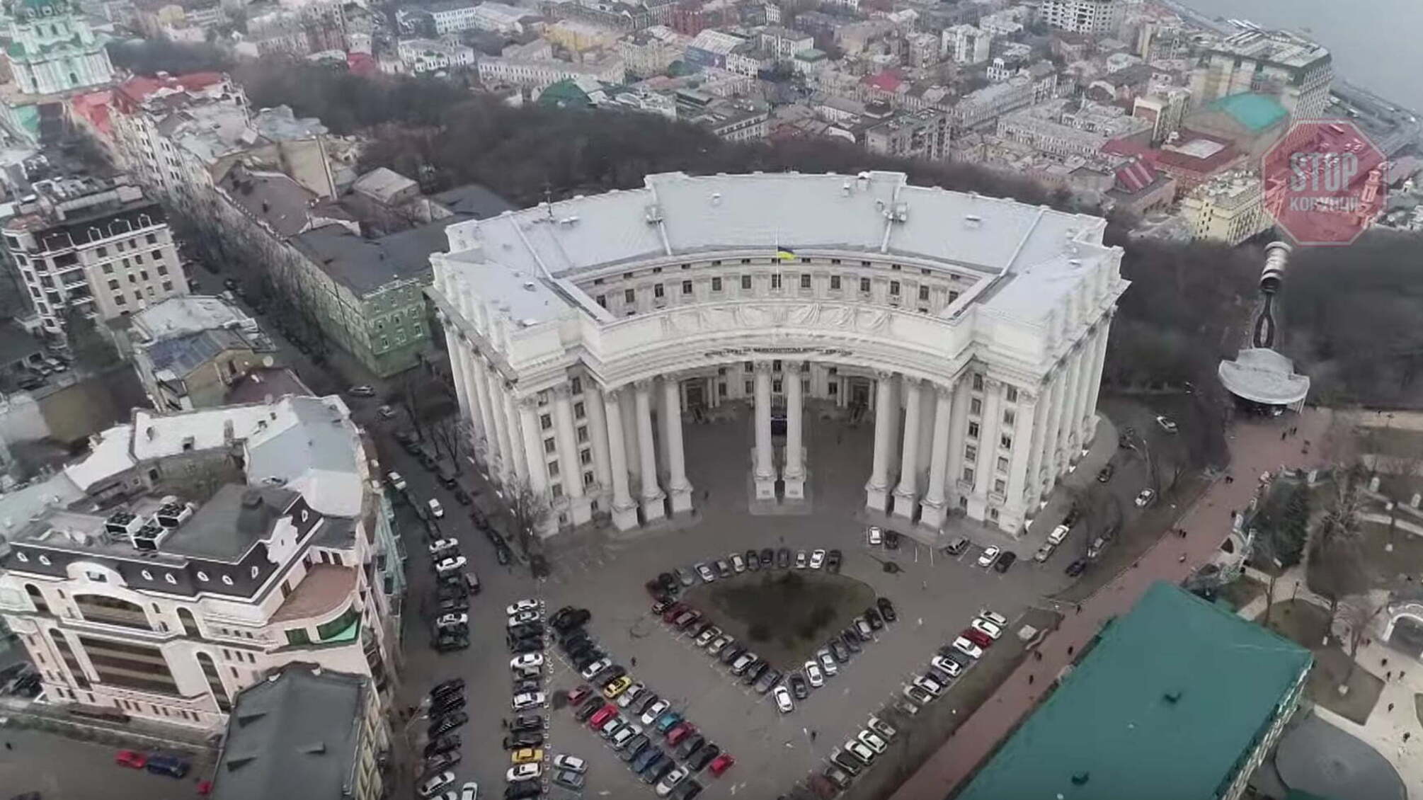 Журналісти викрили масштабну корупційну схему в системі МЗС (відео)
