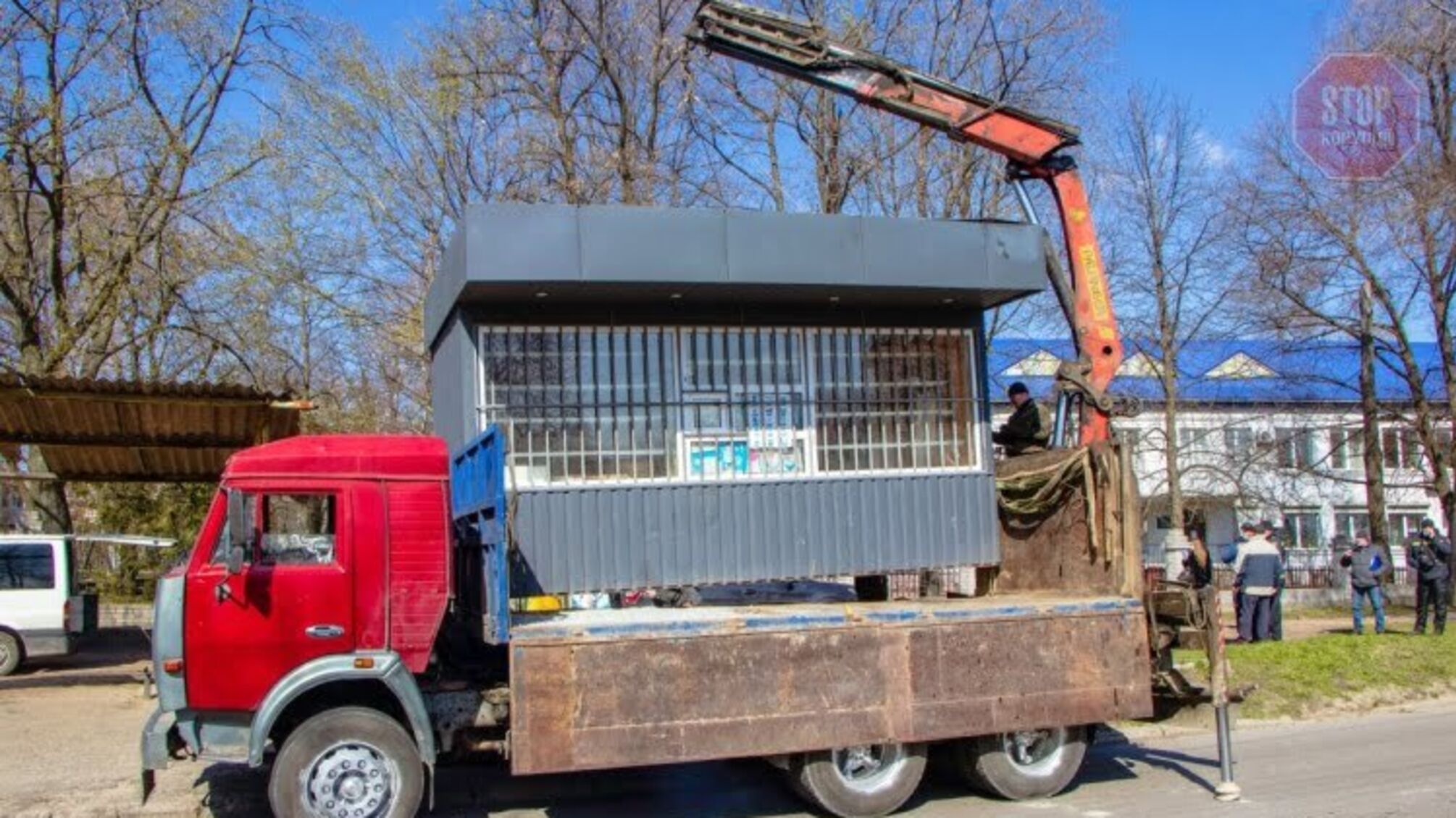 У центрі Дніпра викрили підпільний 'паб', де споювали підлітків (фото)