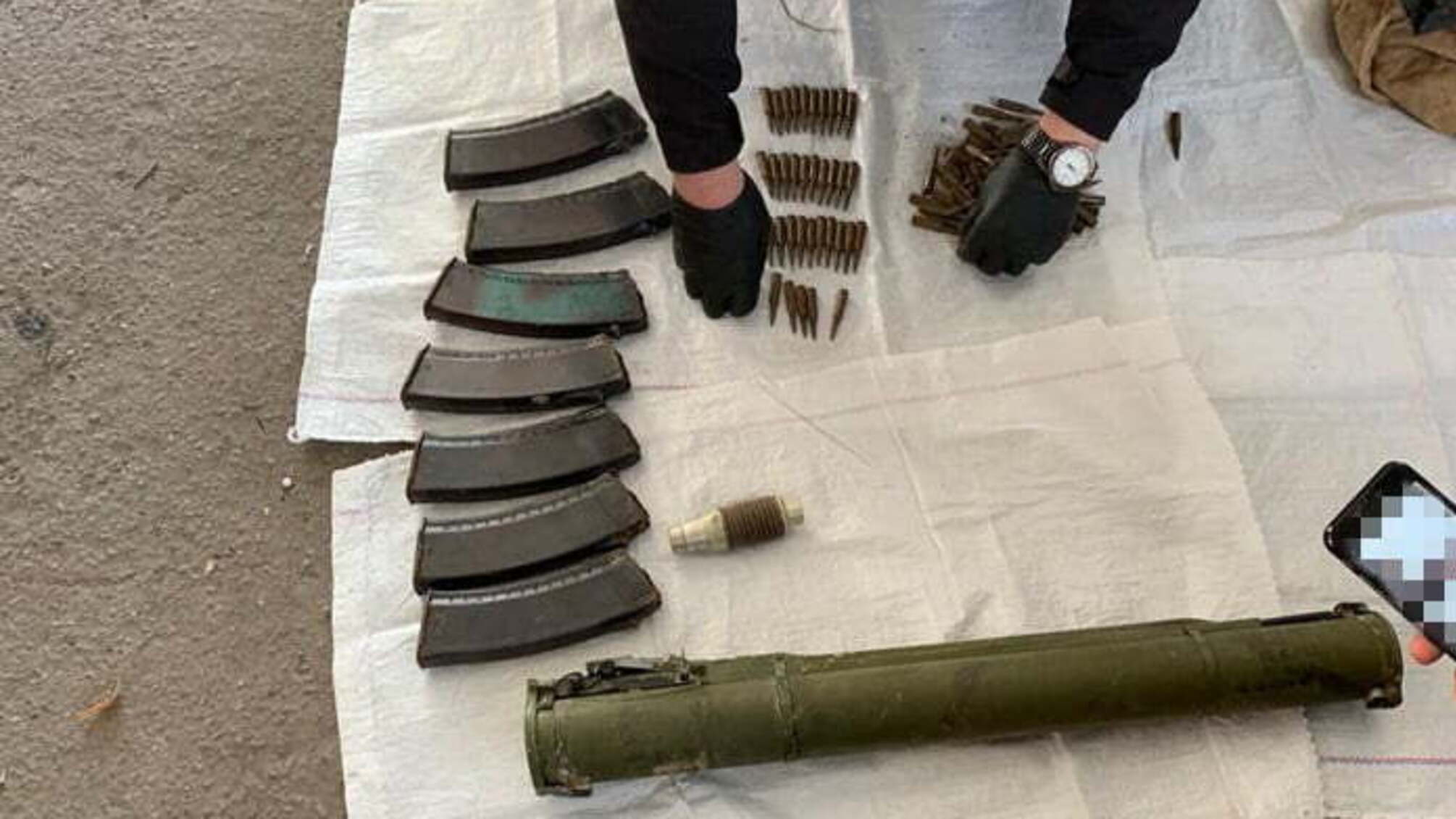 СБУ блокувала діяльність угруповання торгівців військовими засобами ураження у районі проведення ООС