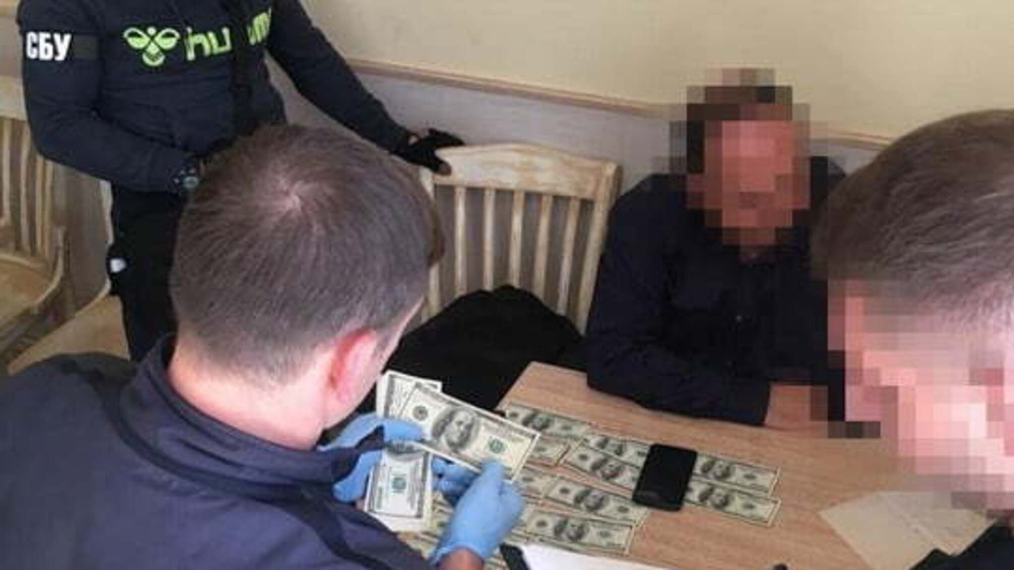У Дніпрі СБУ розкрила злочинну діяльність угруповання вимагачів, які представлялися співробітниками спецслужби