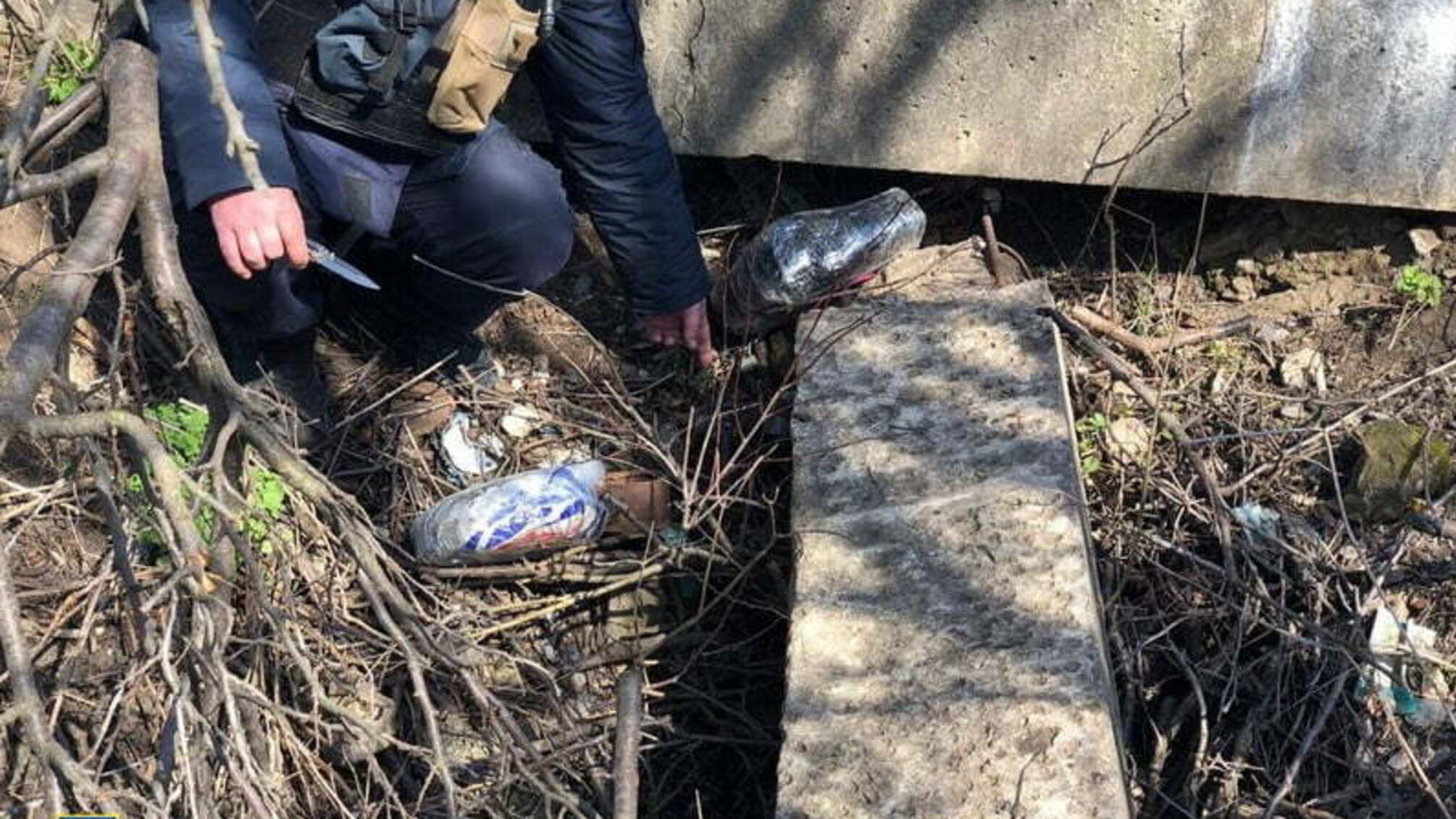 На Донеччині СБУ виявила схованку з великою кількістю пластиду