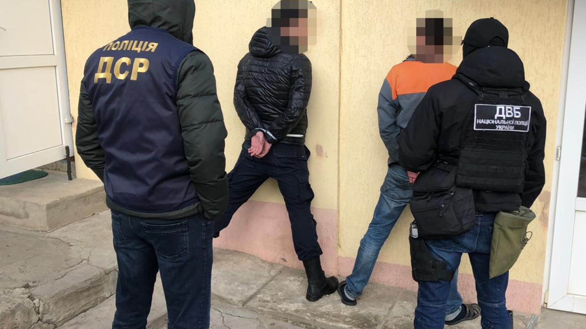 На Одещині поліція затримала злочинну групу, яка «заробляла» на крадіжці пального з резервуарів Укрзалізниці