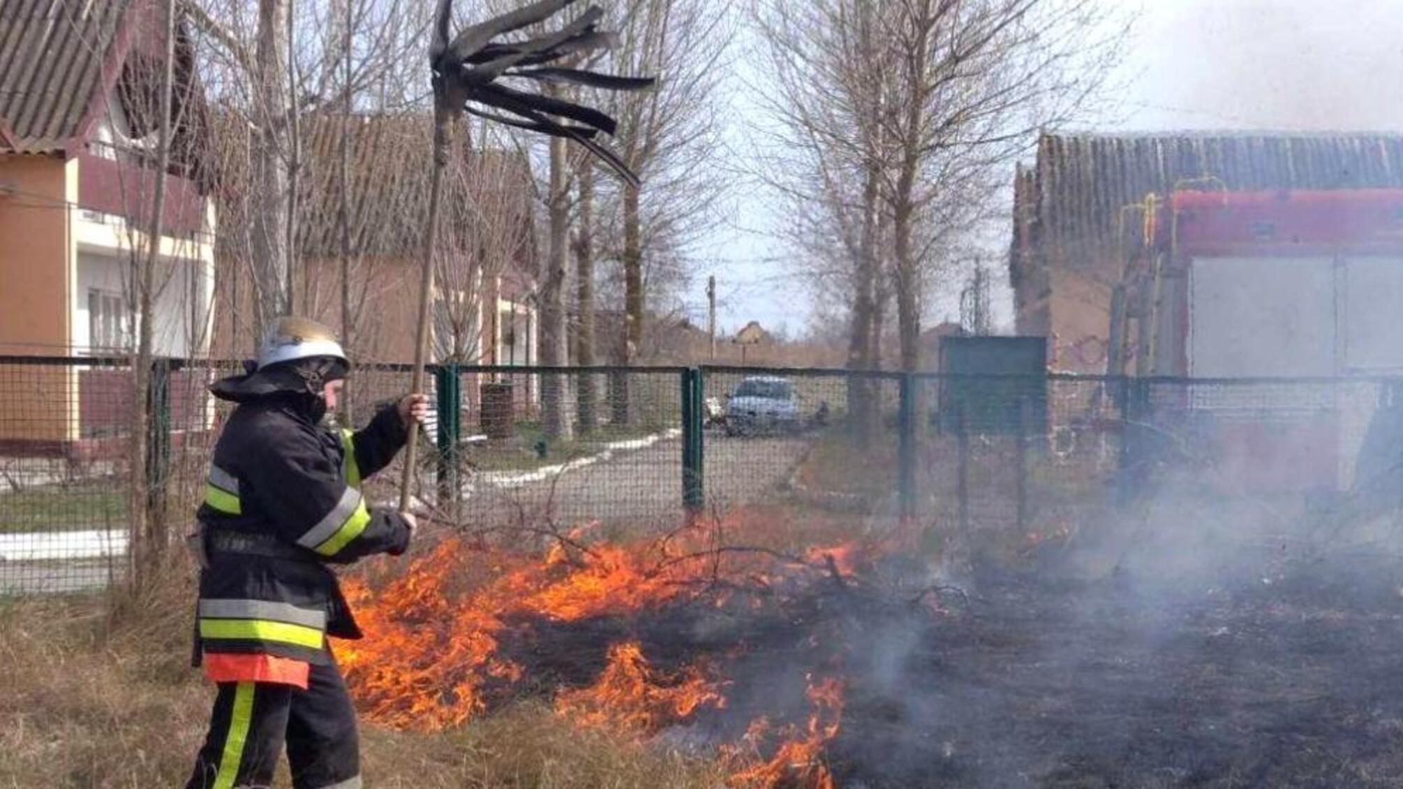 Одеська область: рятувальники ліквідували пожежу на відкритій місцевості та не допустили розповсюдження вогню на базу відпочинку
