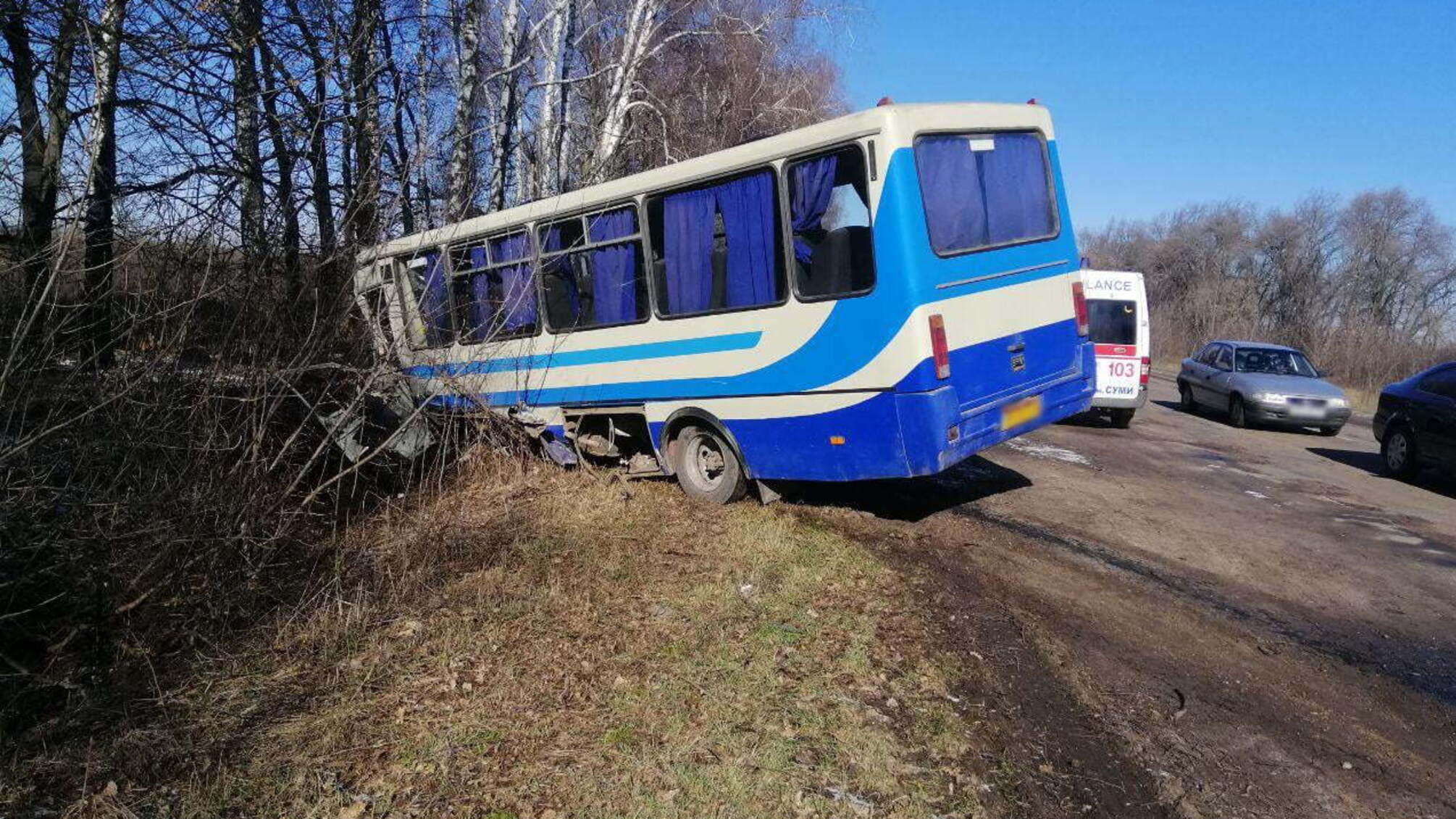 На Сумщині співробітники ДСНС вивільнили постраждалу та деблокували тіла трьох загиблих людей з деформованого мікроавтобуса