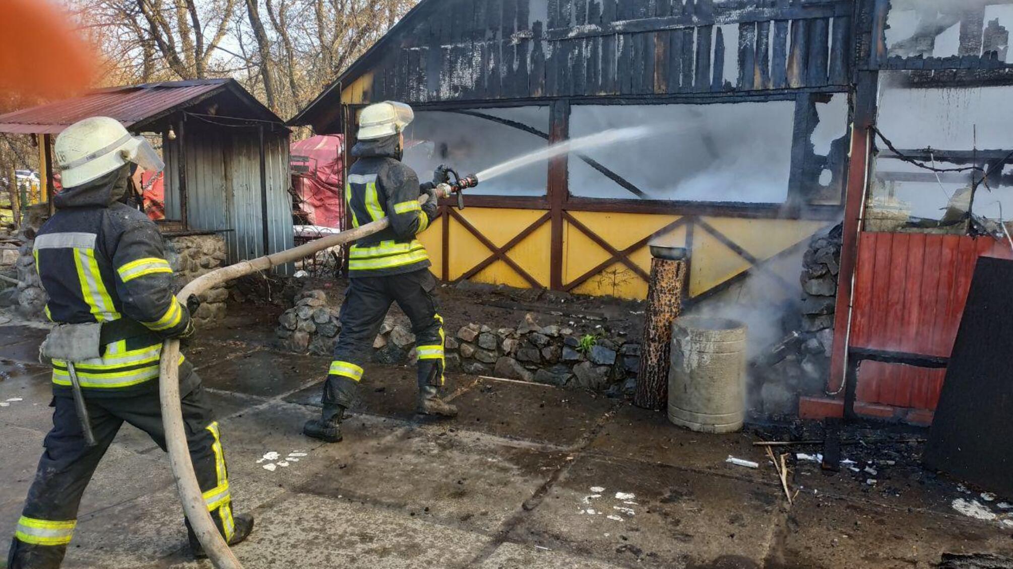м. Київ: ліквідовано пожежу в одноповерховій будівлі кафе