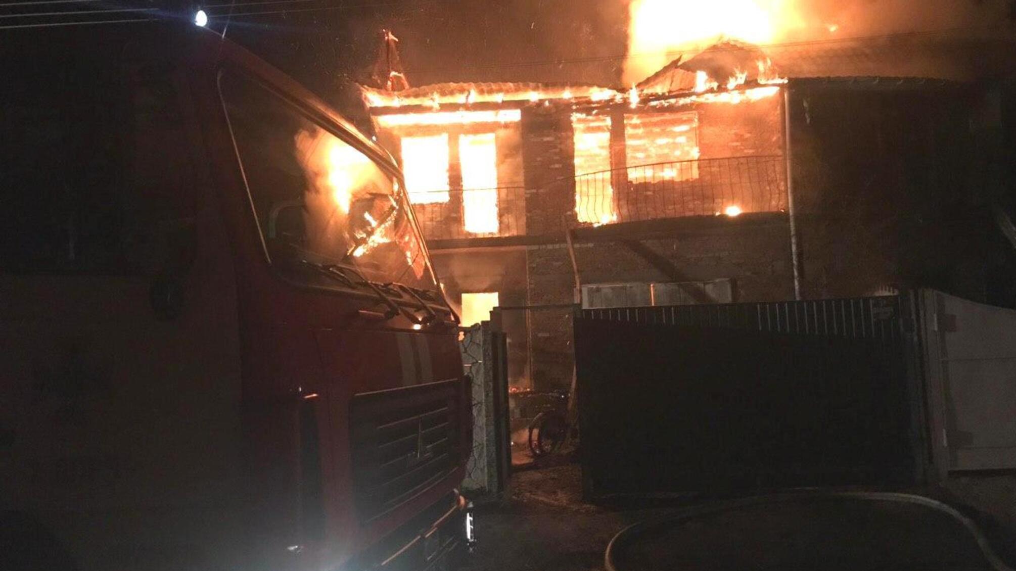 У Чернігові вогнеборці під час ліквідації пожежі житлового будинку врятували 3 особи, серед яких 2 дітей, одна людина загинула