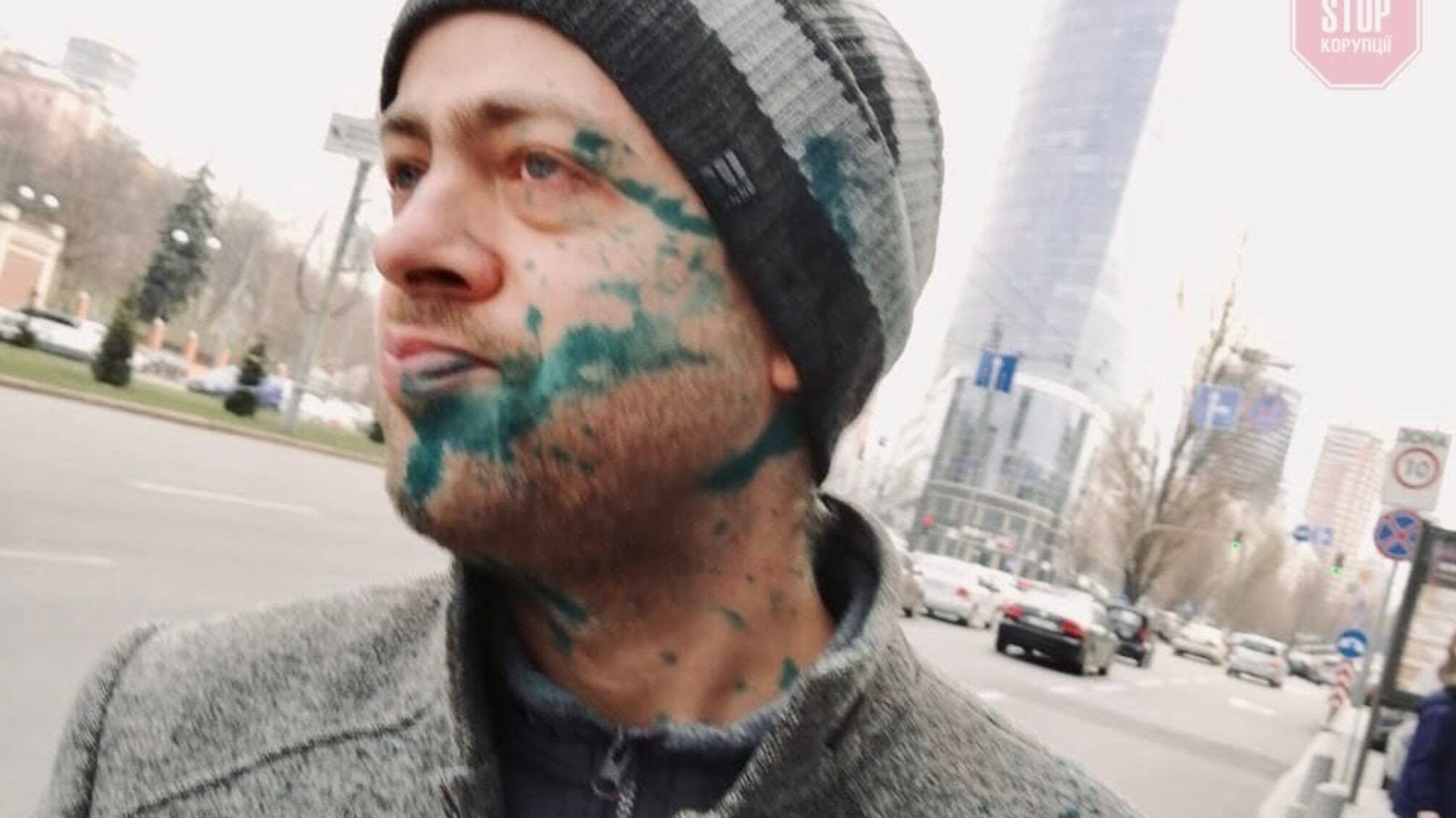Охоронці столичного ТРЦ Gulliver побили та облили зеленкою активістів (відео)