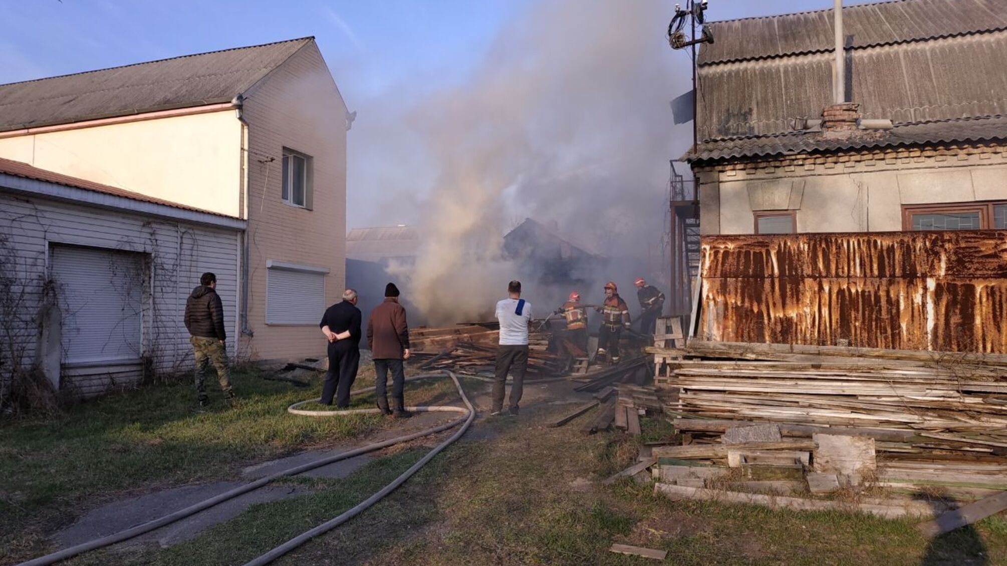 м. Київ: рятувальники ліквідували пожежу на території приватного сектору