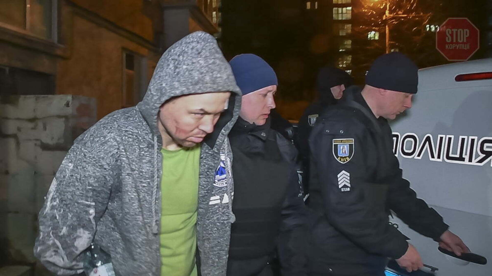 У столиці чоловік погрожував підірвати будинок та розгромив під'їзд (фото, відео)