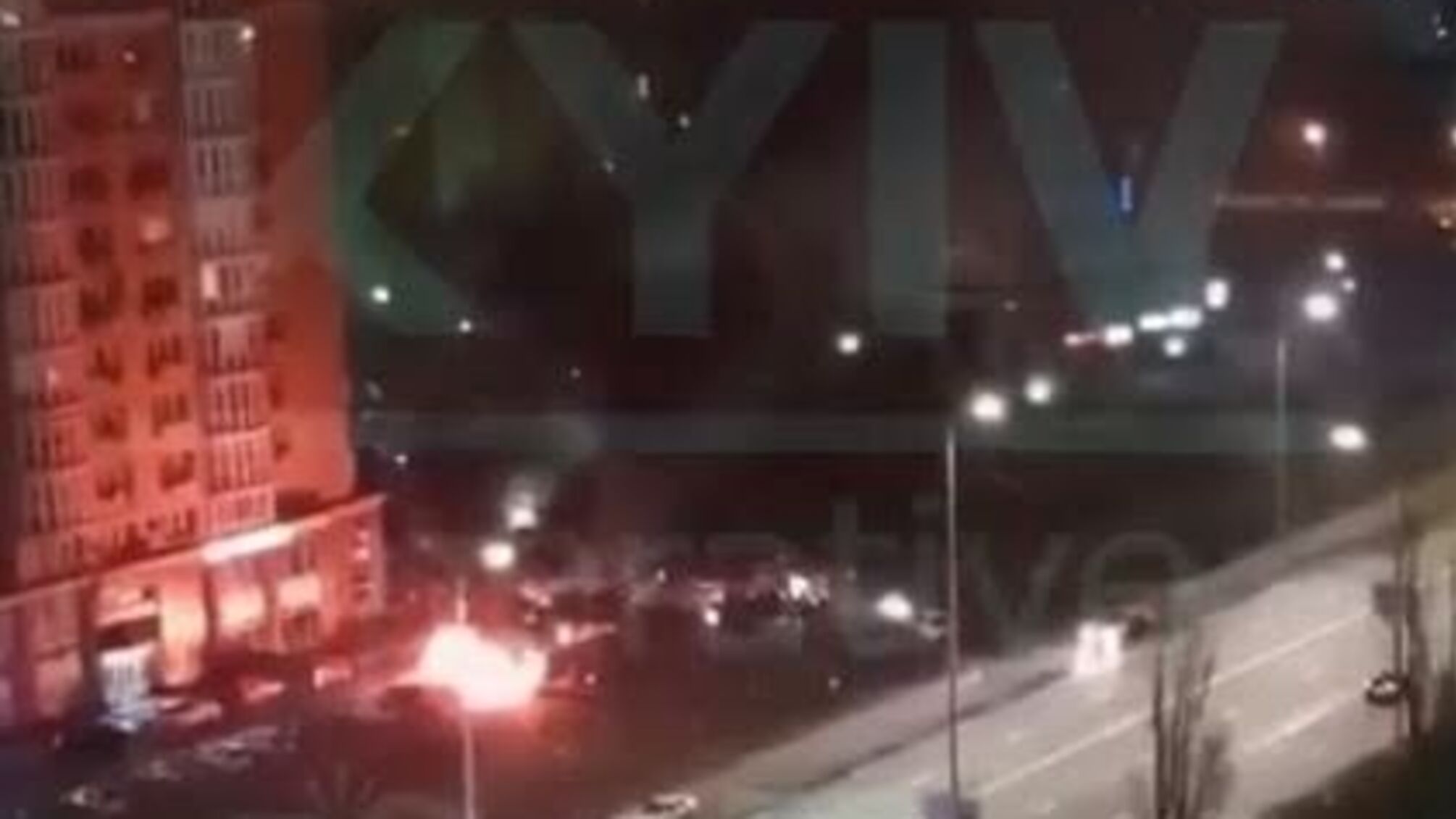 У столиці авто вигоріло вщент, водій не постраждав (відео)