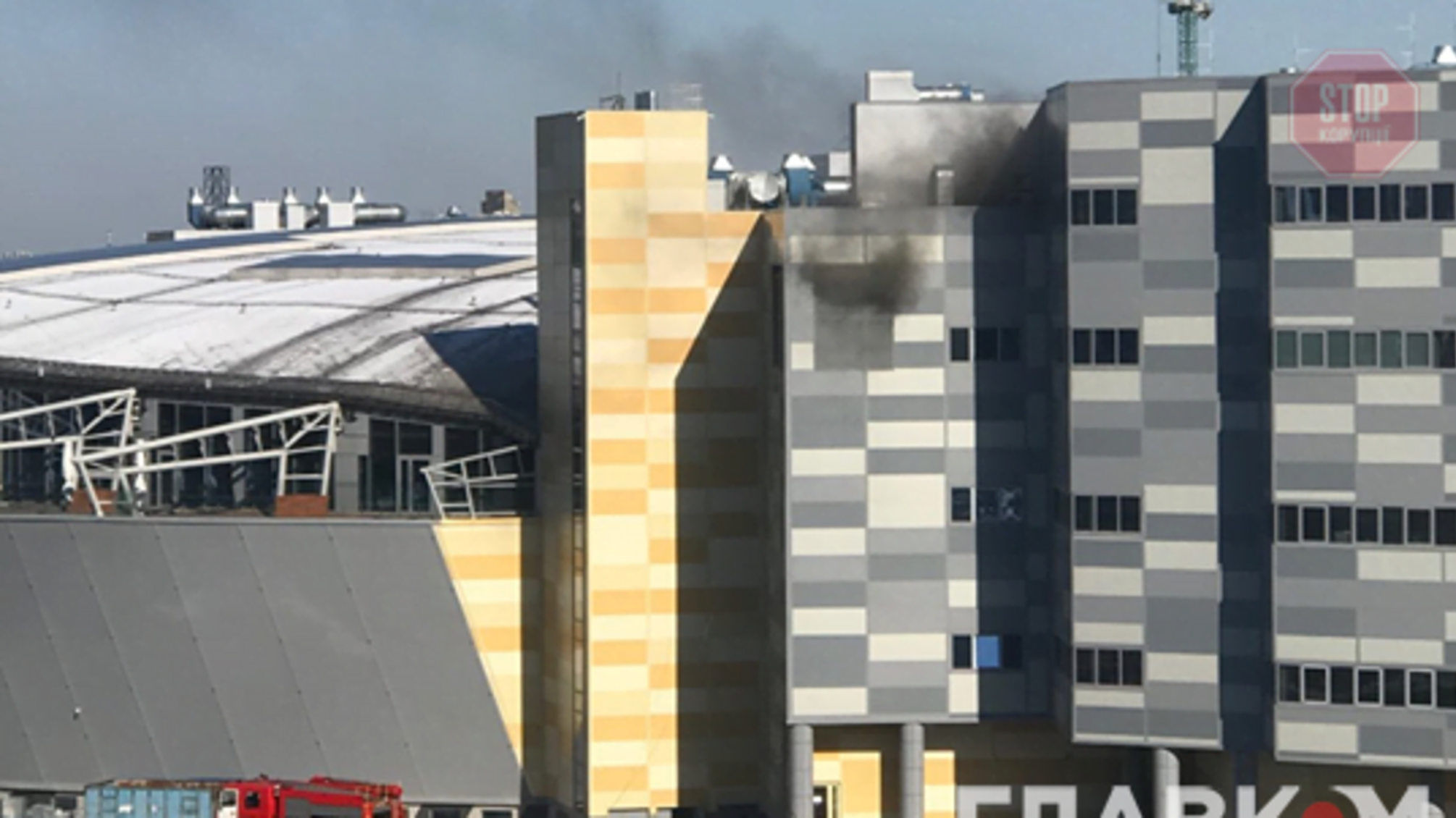 На столичних Осокорках горить великий торговий центр (фото)