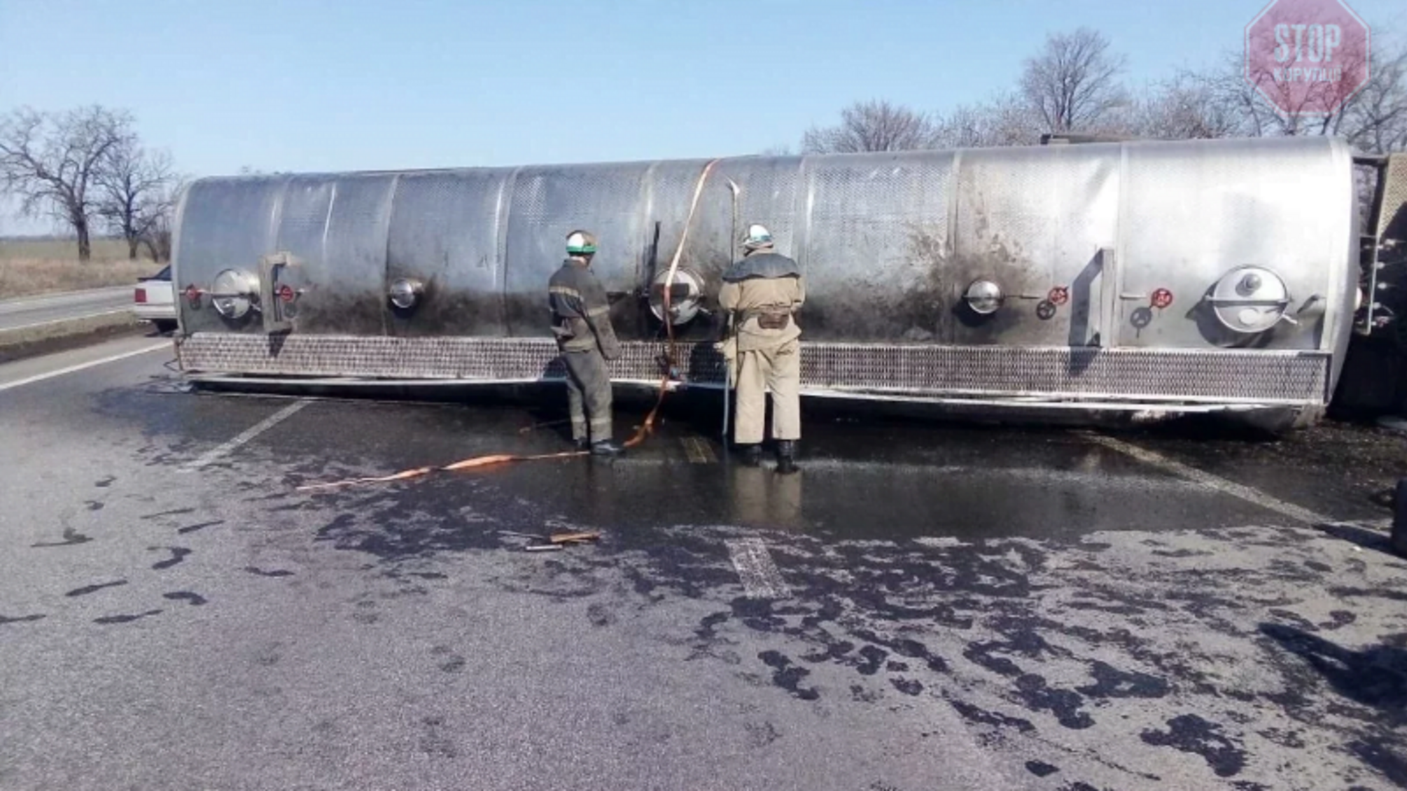 На Дніпропетровщині перекинулася вантажівка з олією (фото, відео)