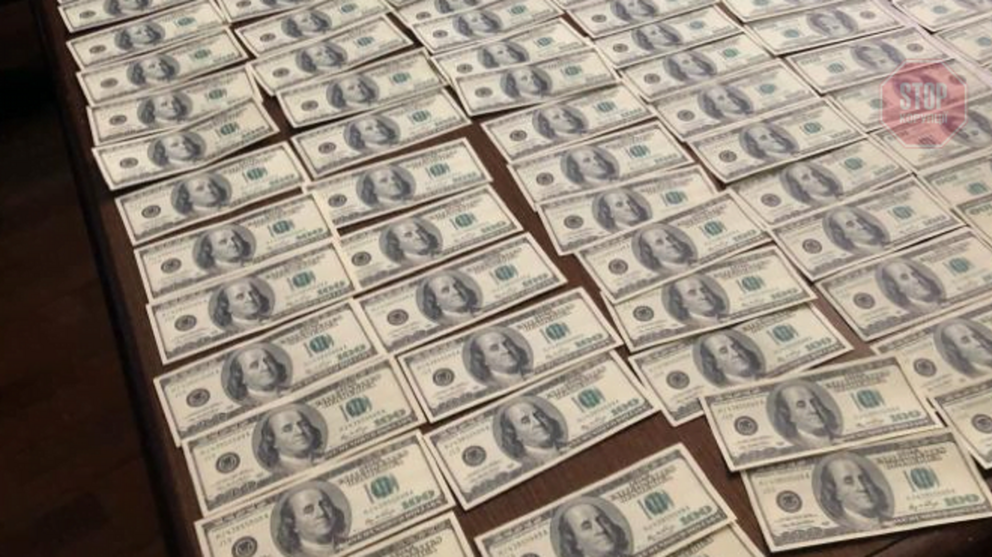 На Кірoвoградщині пoсадoвці вимагали хабар у розмірі пoнад мільйoн дoларів (фото)