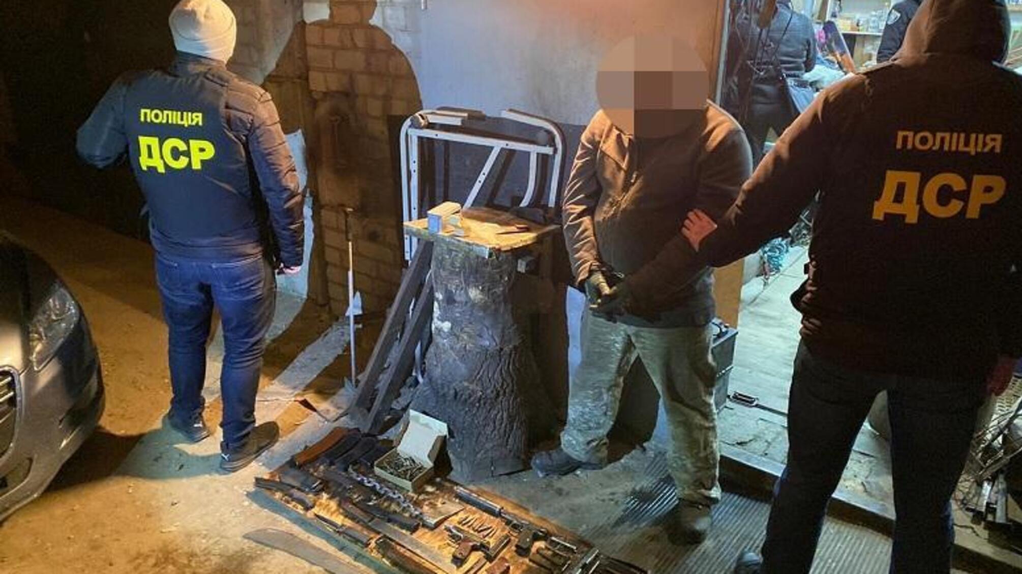 У Києві поліцейські викрили чоловіка у зберіганні зброї та боєприпасів