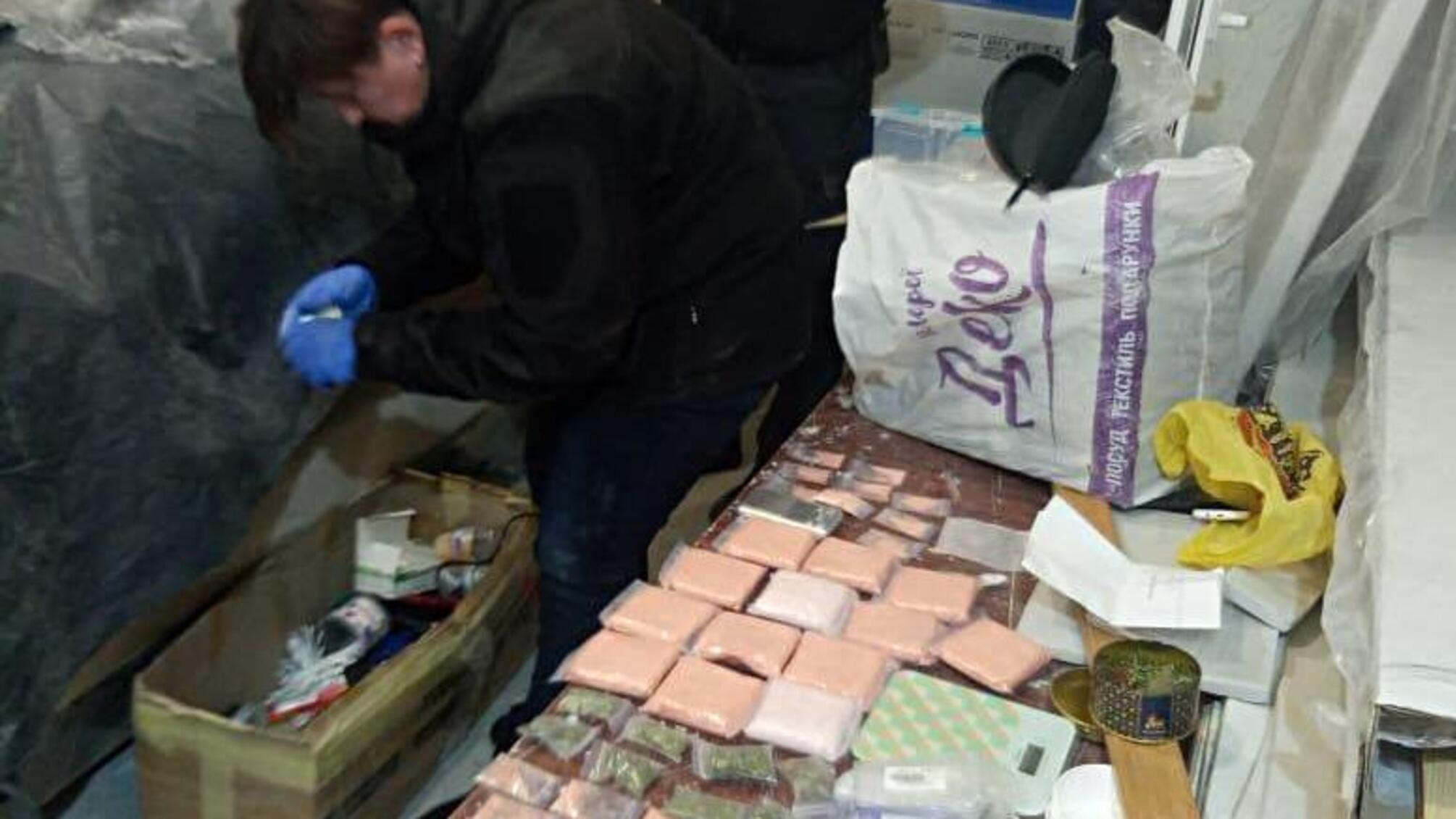 Поліцейські столиці затримали двох чоловіків за підозрою у зберіганні та збуті наркотиків